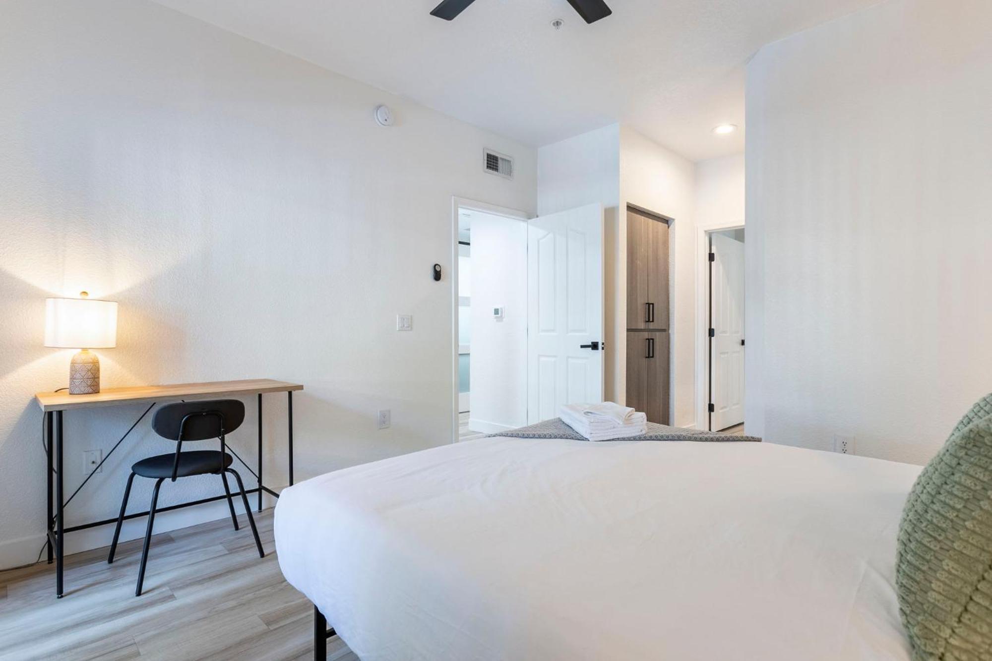 2br Cozysuites At Kierland Commons With Pool #02 *