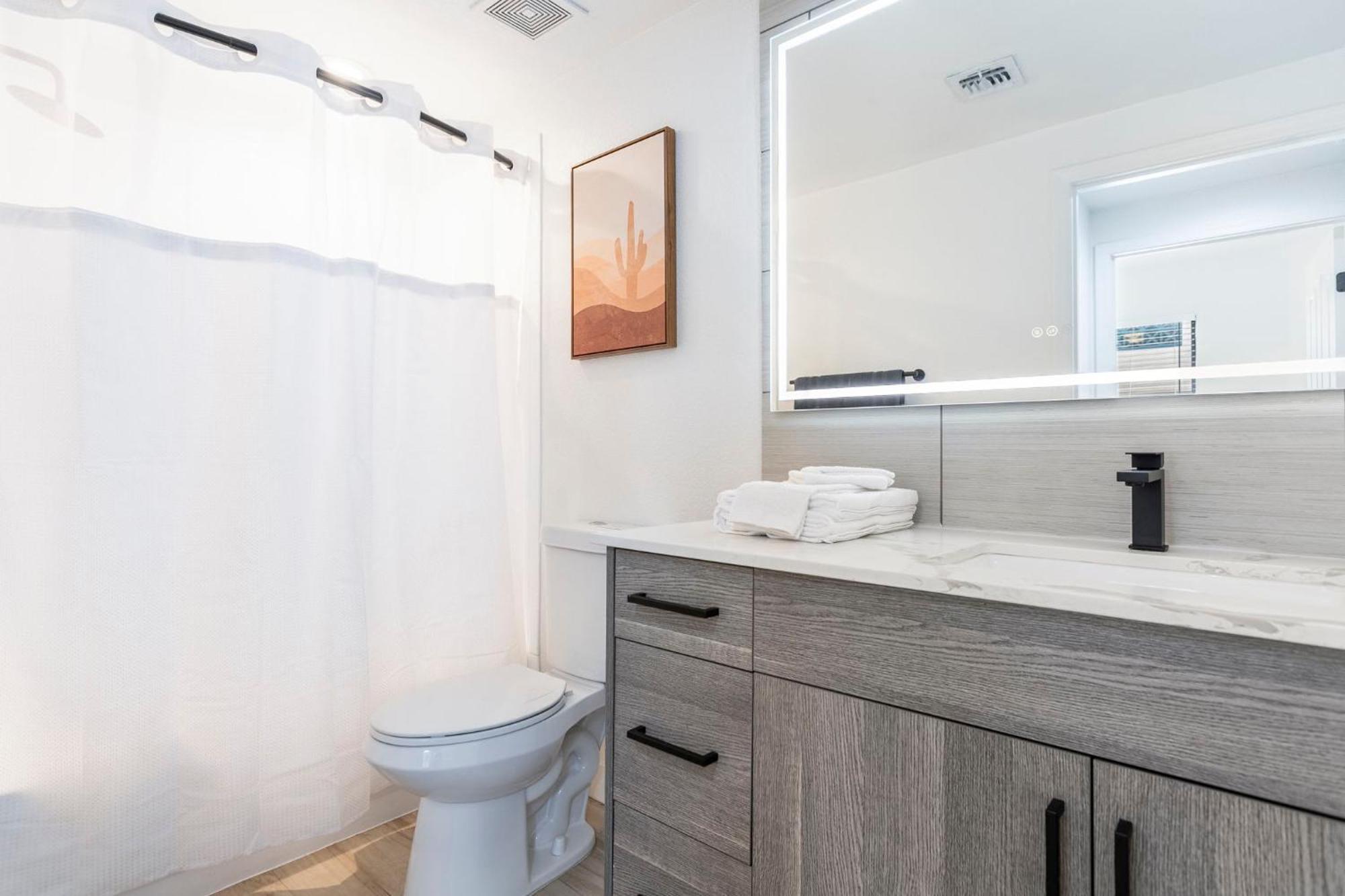 Apartment 2br Cozysuites At Kierland Commons With Pool #02