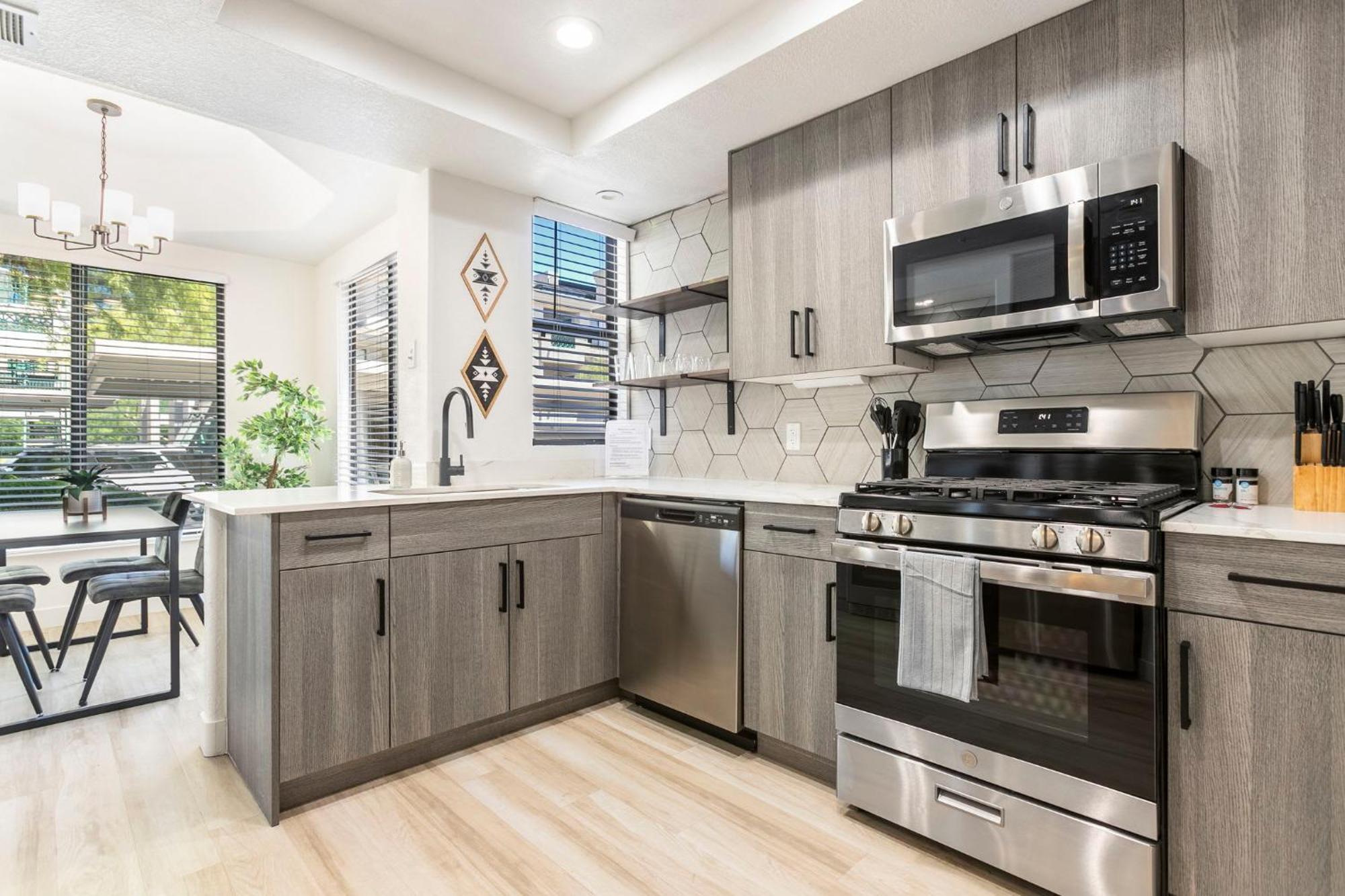 2br Cozysuites At Kierland Commons With Pool #02 Apartment