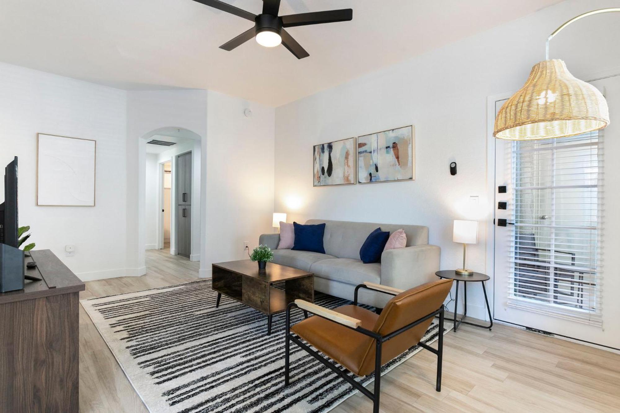 2br Cozysuites At Kierland Commons With Pool #02