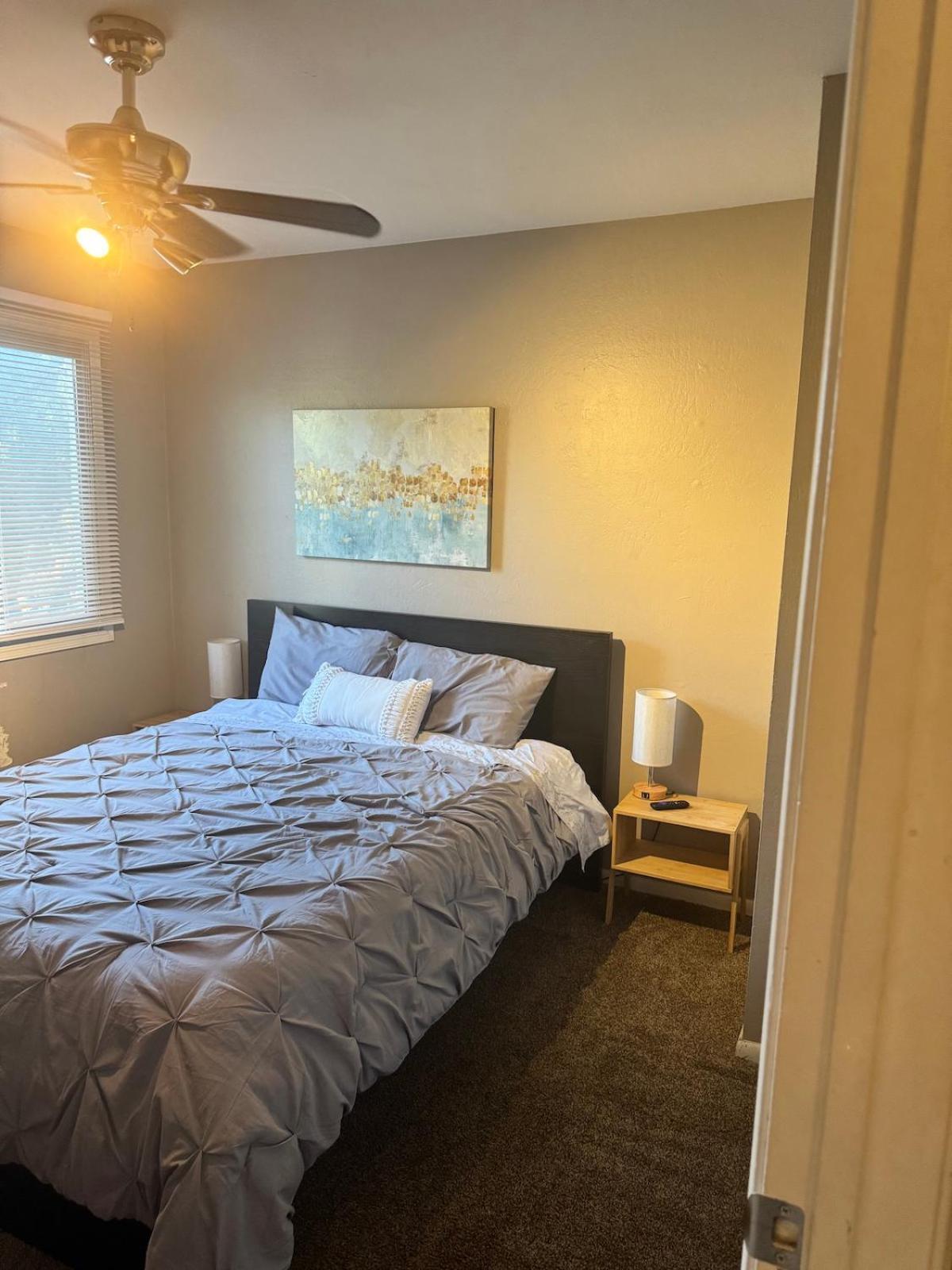 Old Town 2 Bedroom Gem! Apartment *