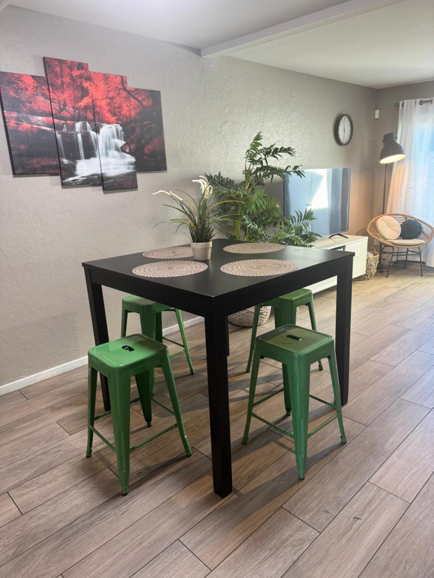 Old Town 2 Bedroom Gem! Apartment *