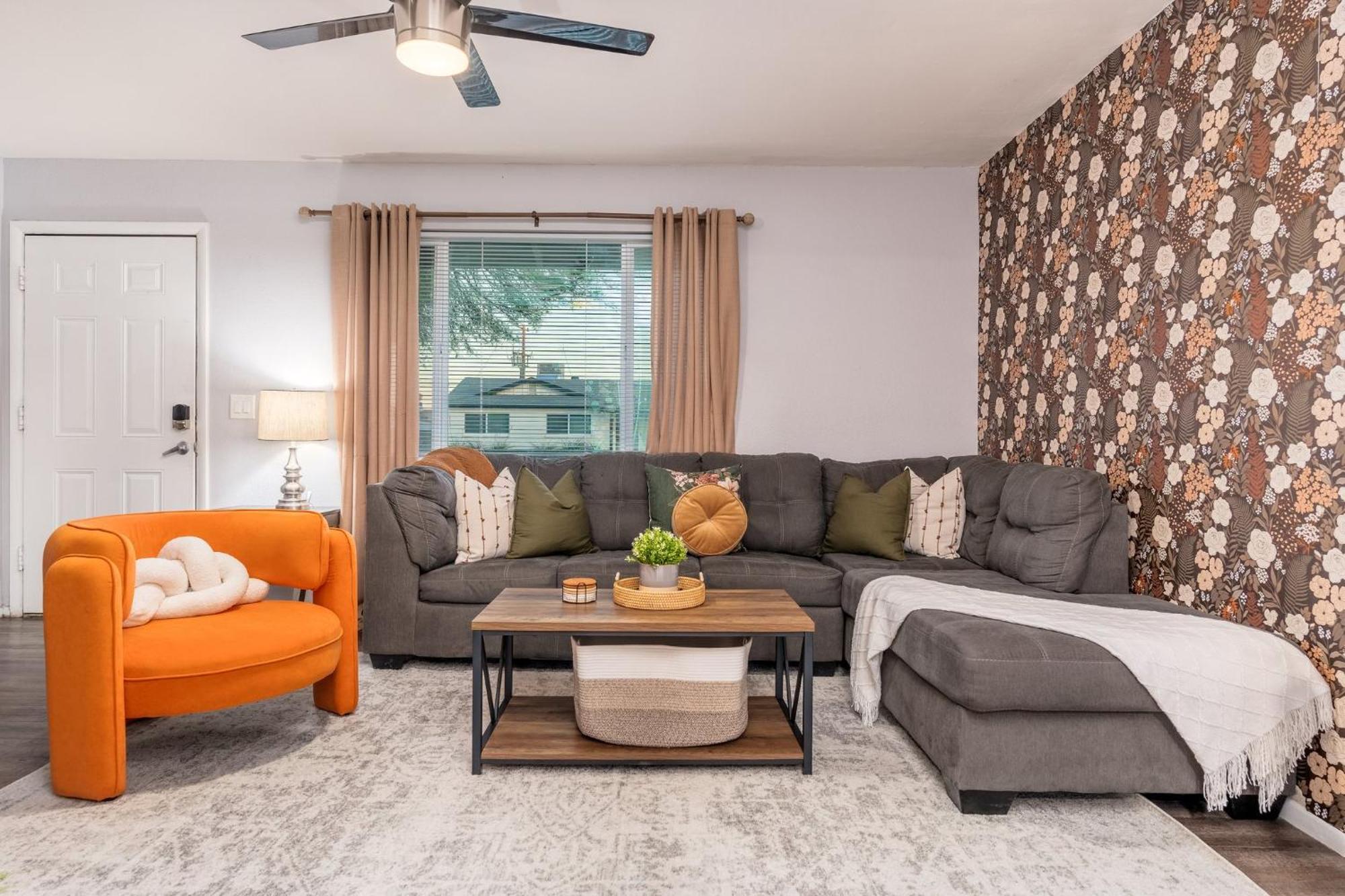 Sunshine Oasis! Heated Pool, Mini Golf, Sleeps 12 *