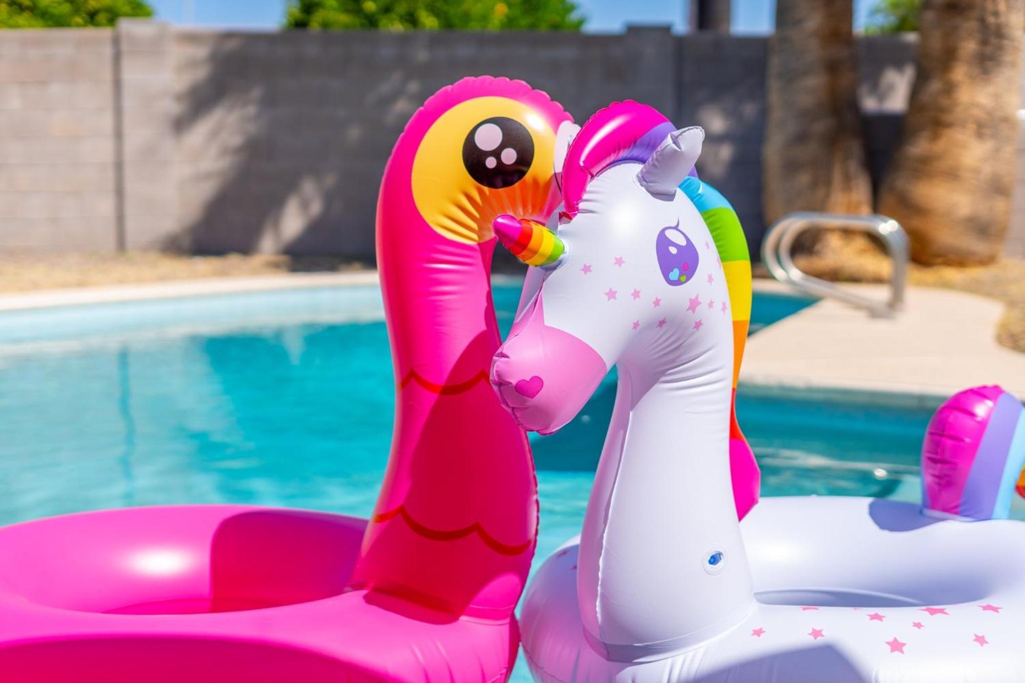 Sunshine Oasis! Heated Pool, Mini Golf, Sleeps 12 * Scottsdale