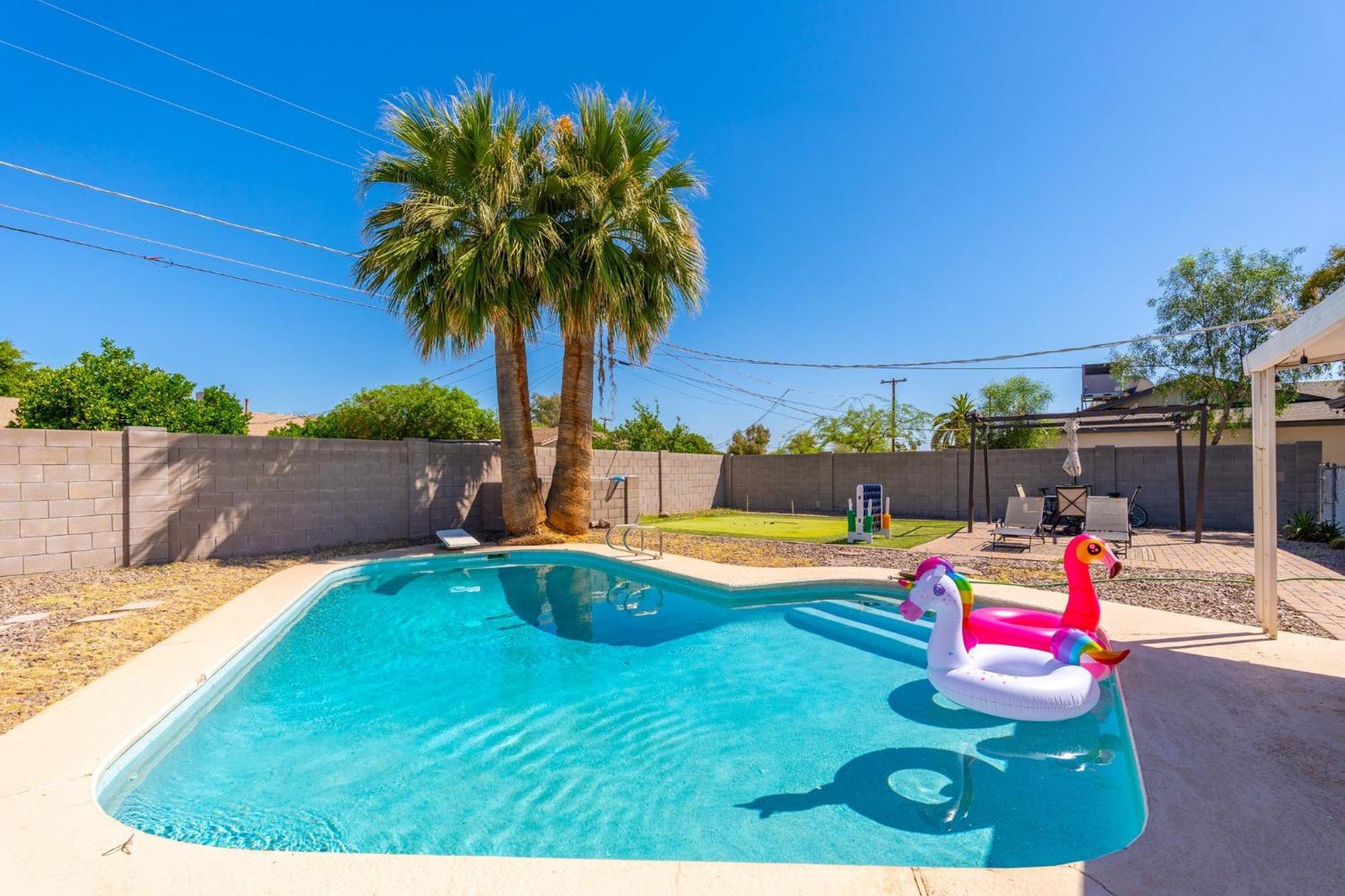 Holiday home Sunshine Oasis! Heated Pool, Mini Golf, Sleeps 12 *