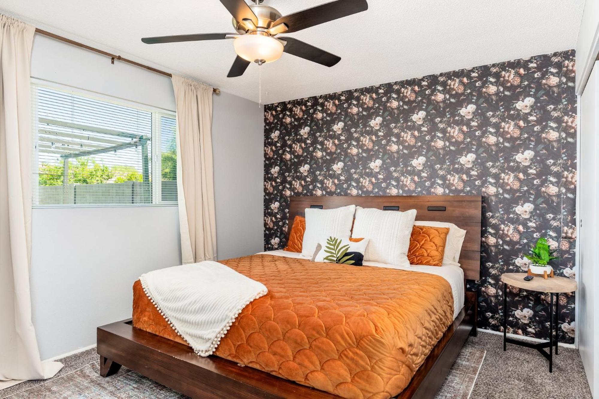Sunshine Oasis! Heated Pool, Mini Golf, Sleeps 12 *