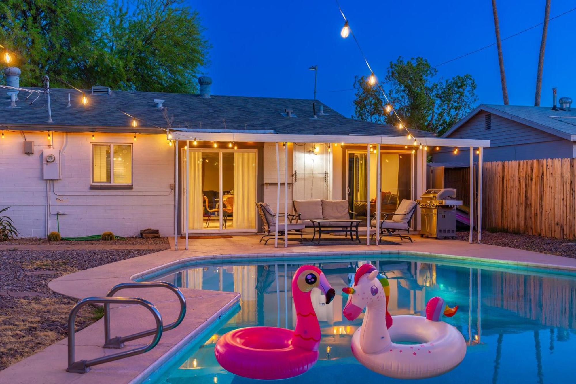 Holiday home Sunshine Oasis! Heated Pool, Mini Golf, Sleeps 12 *