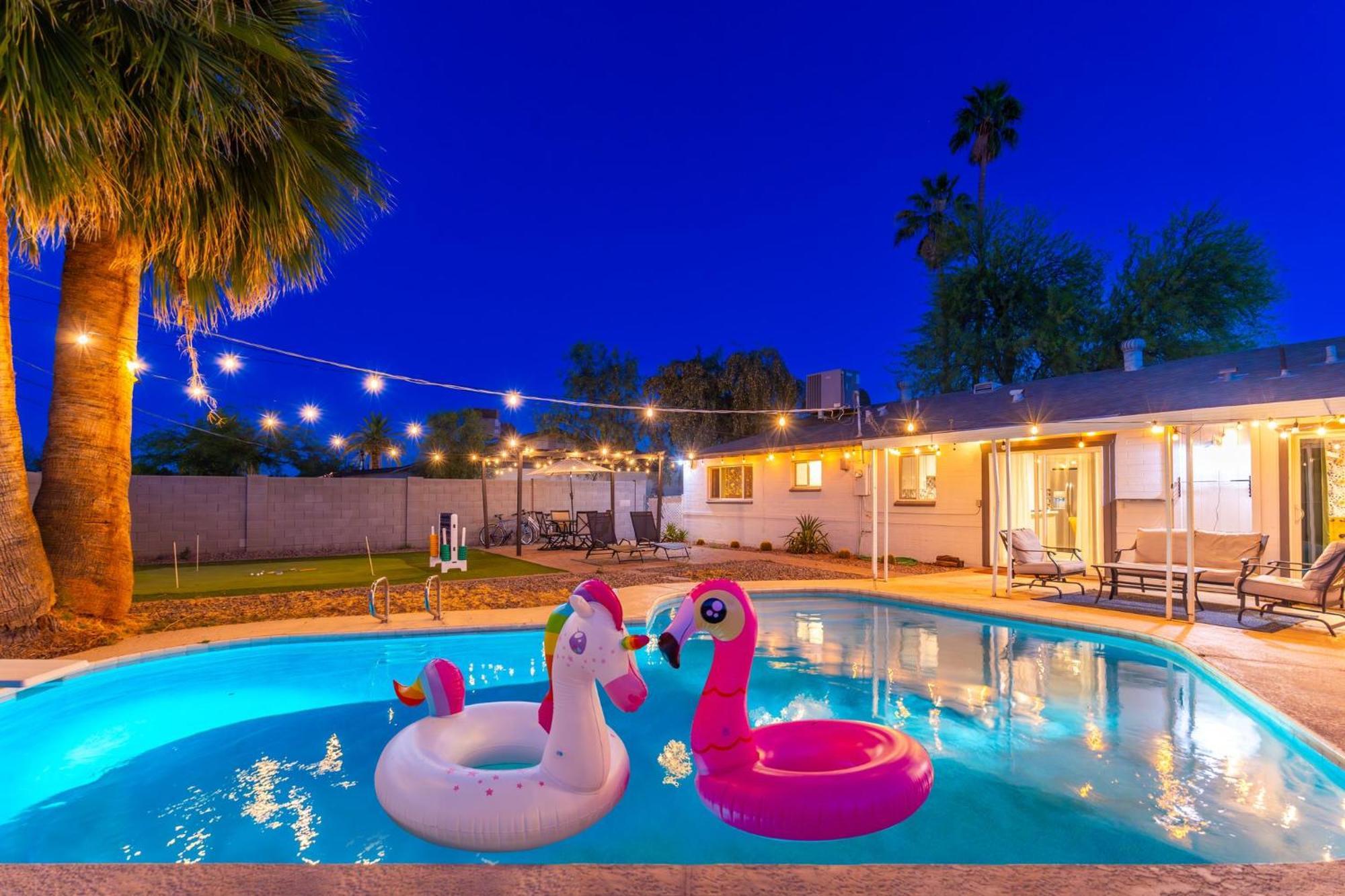 Sunshine Oasis! Heated Pool, Mini Golf, Sleeps 12 Holiday home Scottsdale