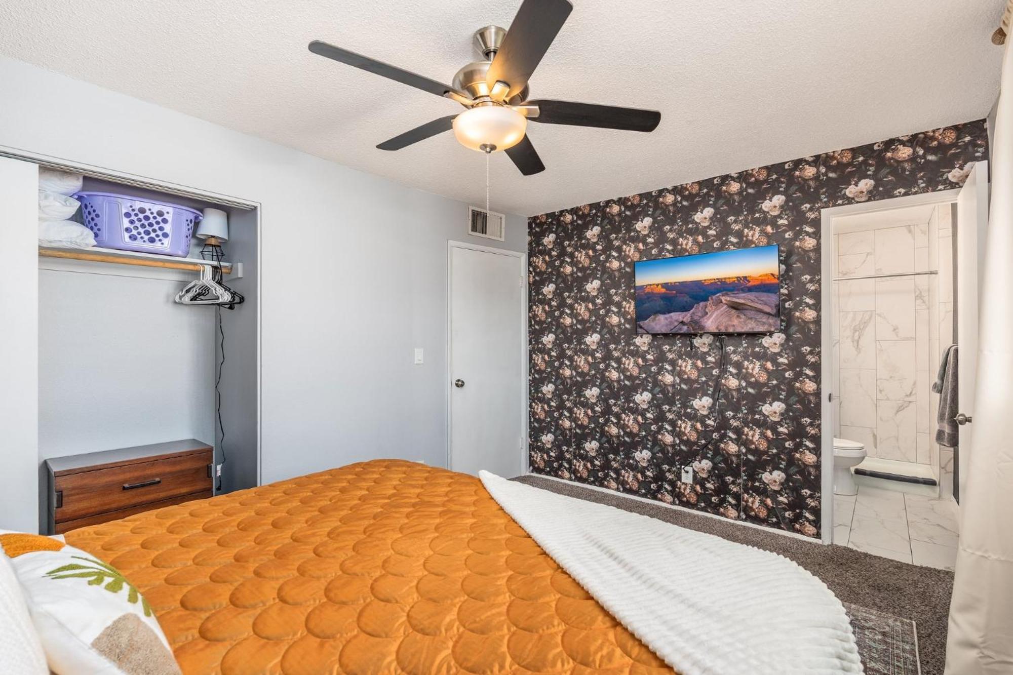 Sunshine Oasis! Heated Pool, Mini Golf, Sleeps 12 *