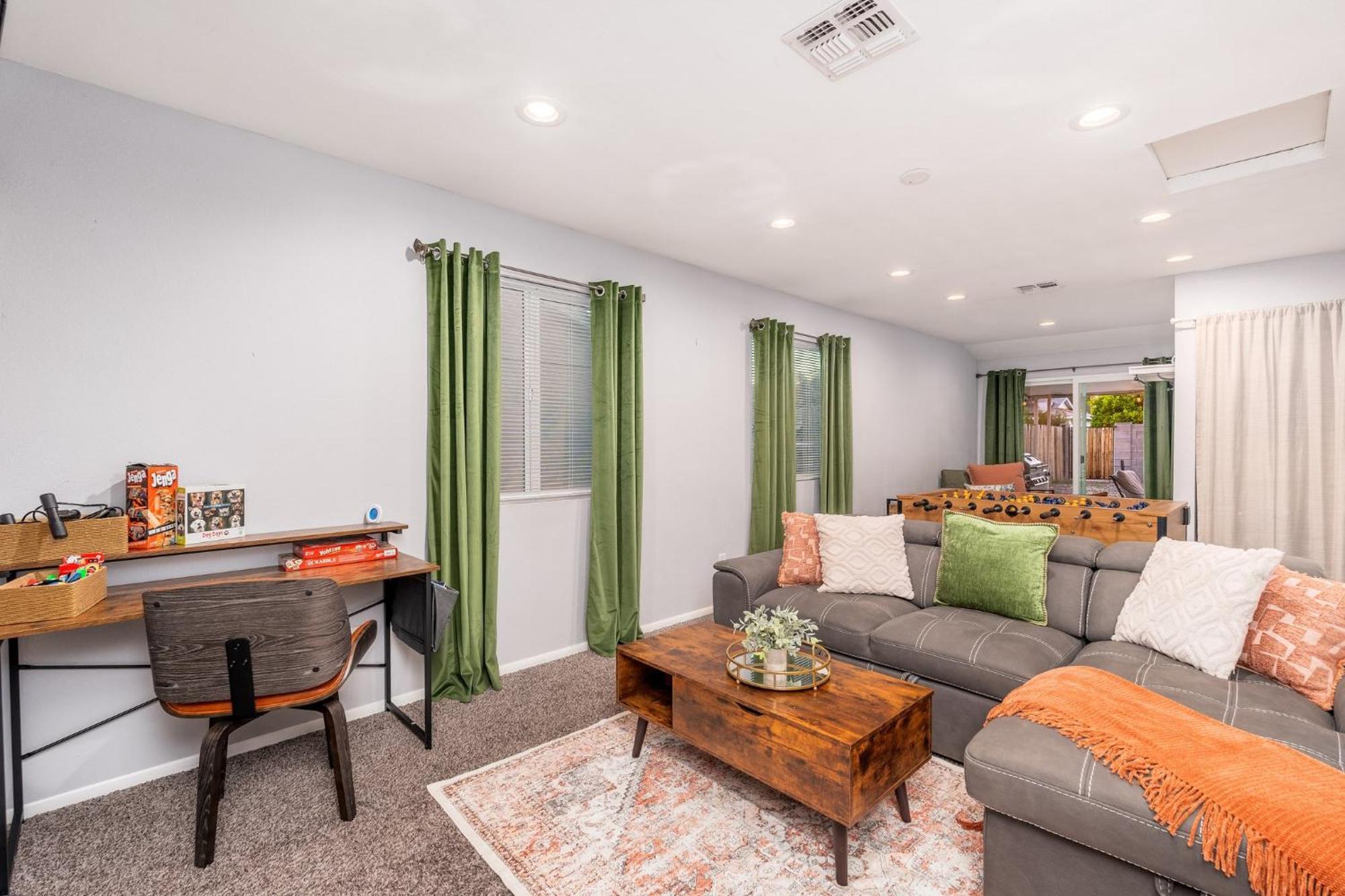 Sunshine Oasis! Heated Pool, Mini Golf, Sleeps 12 Scottsdale