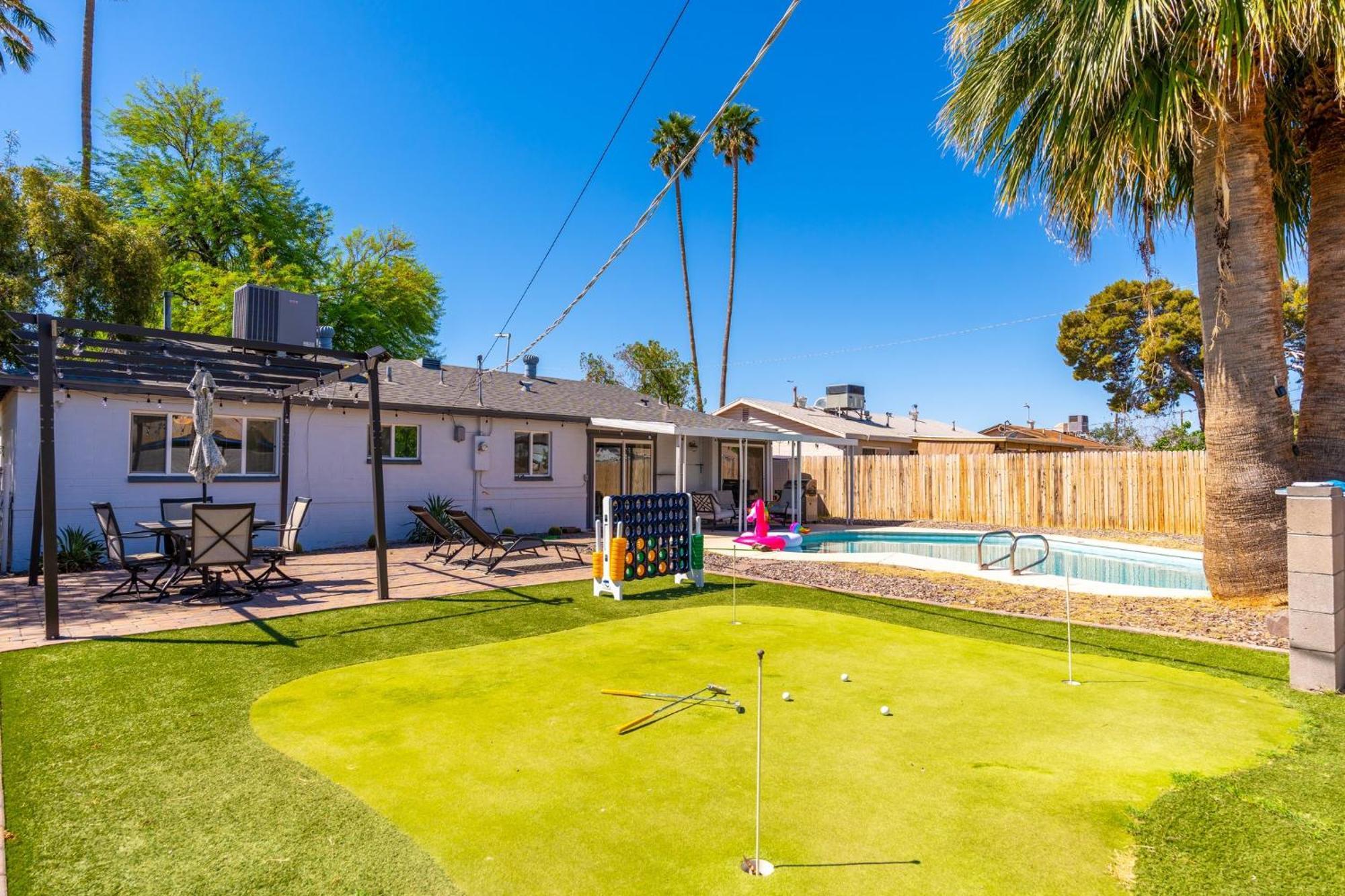Holiday home Sunshine Oasis! Heated Pool, Mini Golf, Sleeps 12 *