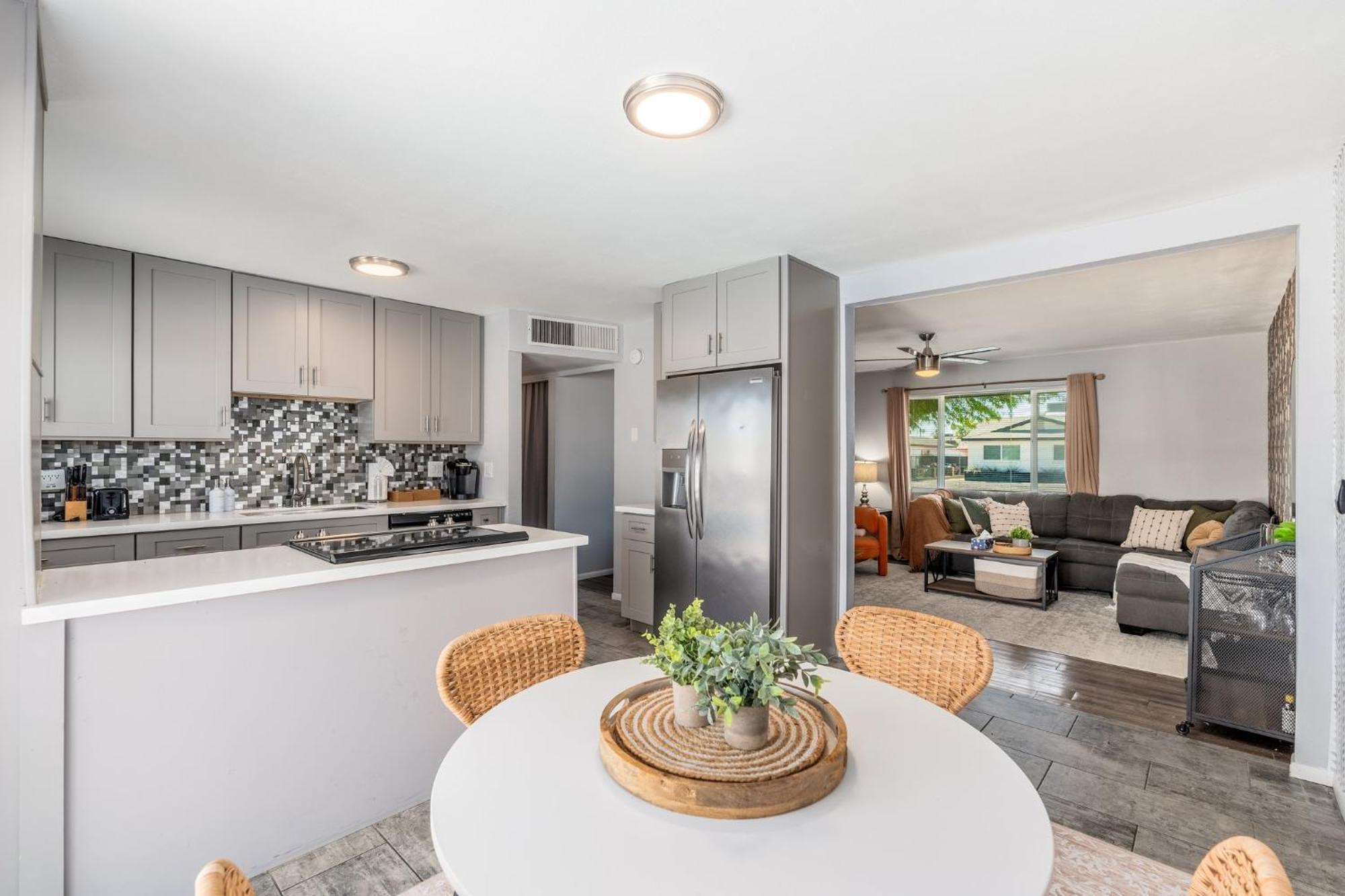 Sunshine Oasis! Heated Pool, Mini Golf, Sleeps 12 Holiday home Scottsdale