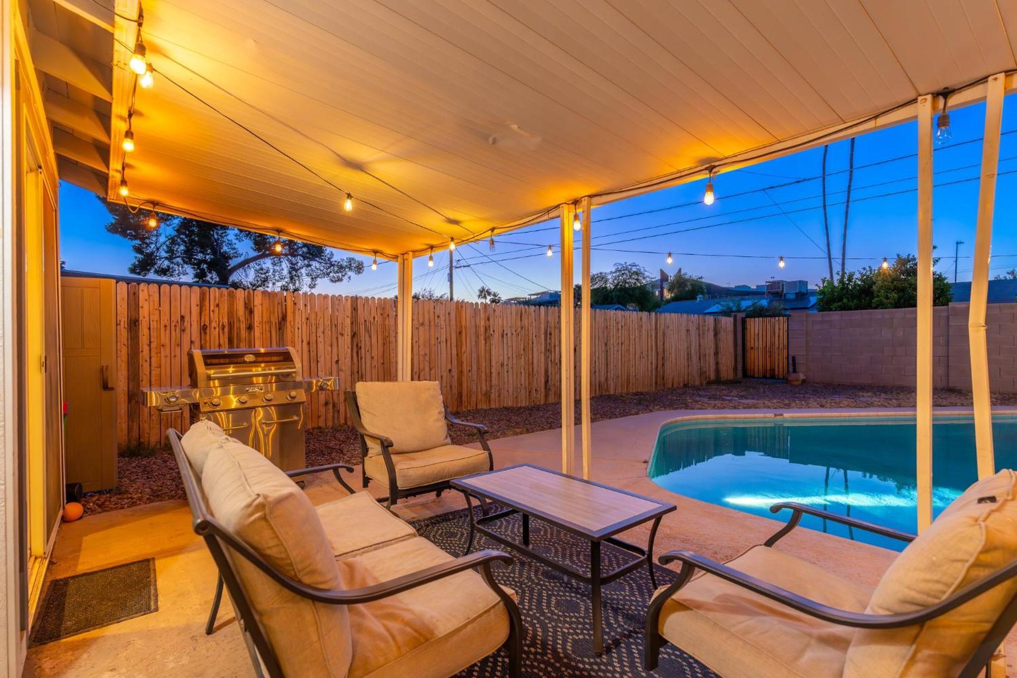 Sunshine Oasis! Heated Pool, Mini Golf, Sleeps 12 *