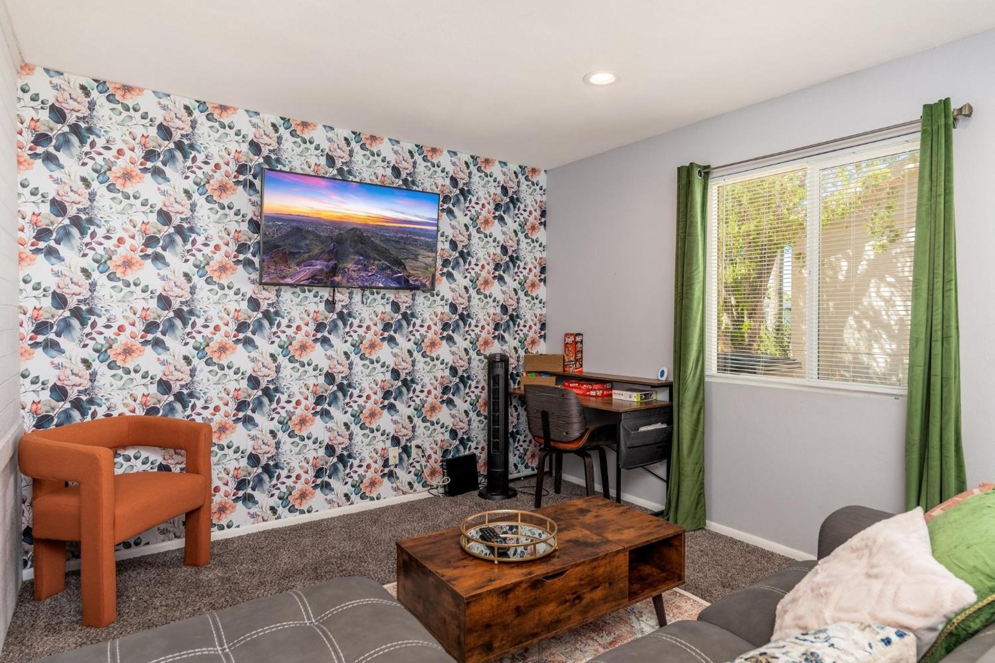 Sunshine Oasis! Heated Pool, Mini Golf, Sleeps 12