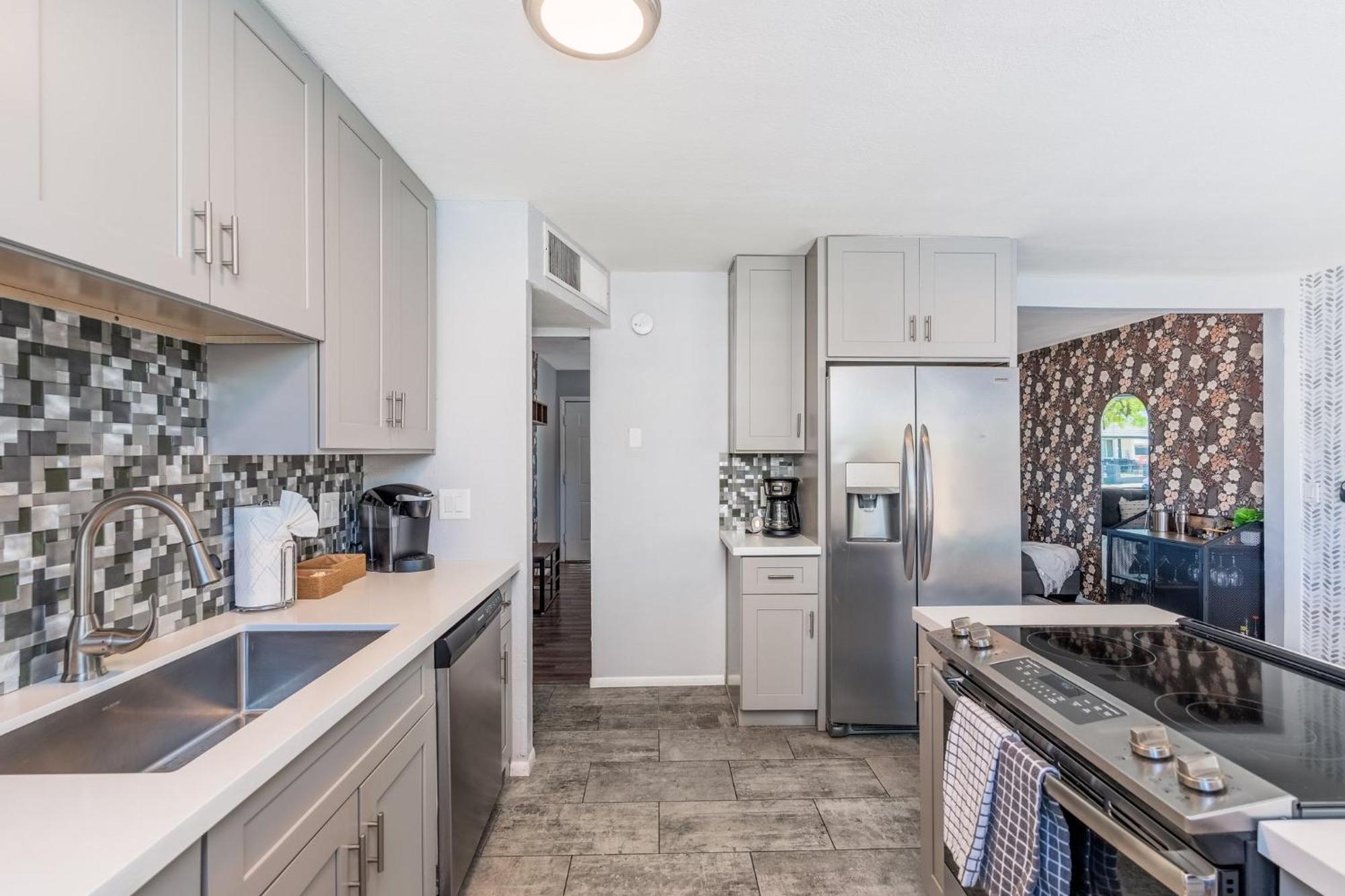 Sunshine Oasis! Heated Pool, Mini Golf, Sleeps 12 Holiday home Scottsdale
