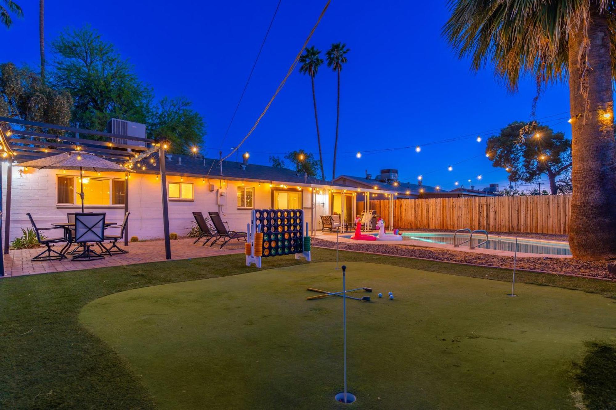 Sunshine Oasis! Heated Pool, Mini Golf, Sleeps 12 *