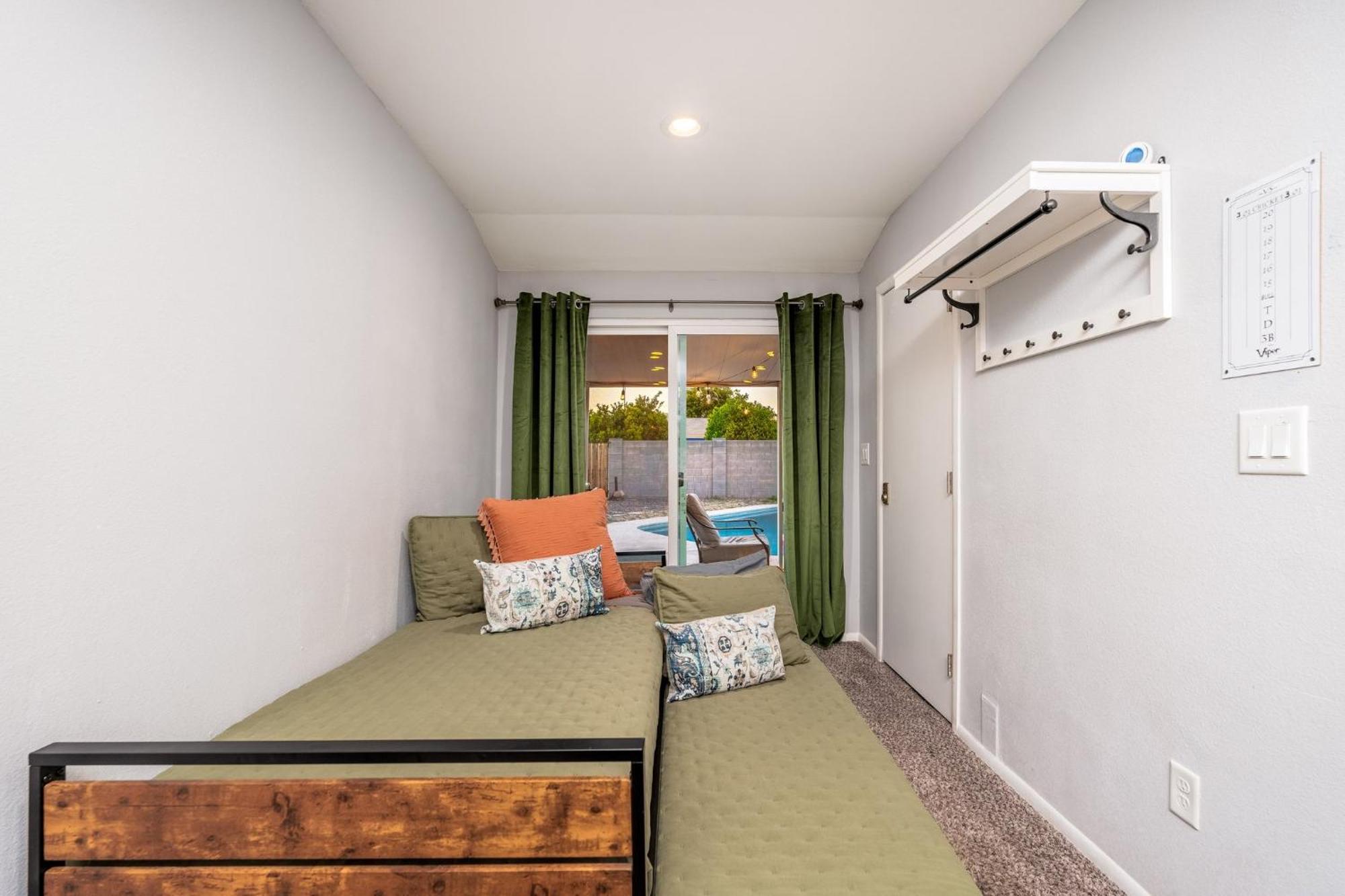 Sunshine Oasis! Heated Pool, Mini Golf, Sleeps 12 Scottsdale