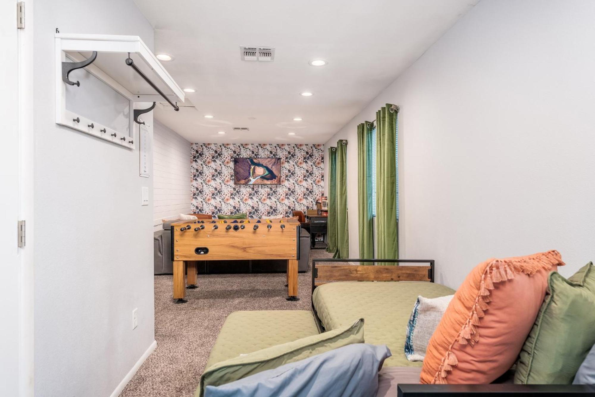 Sunshine Oasis! Heated Pool, Mini Golf, Sleeps 12 Holiday home