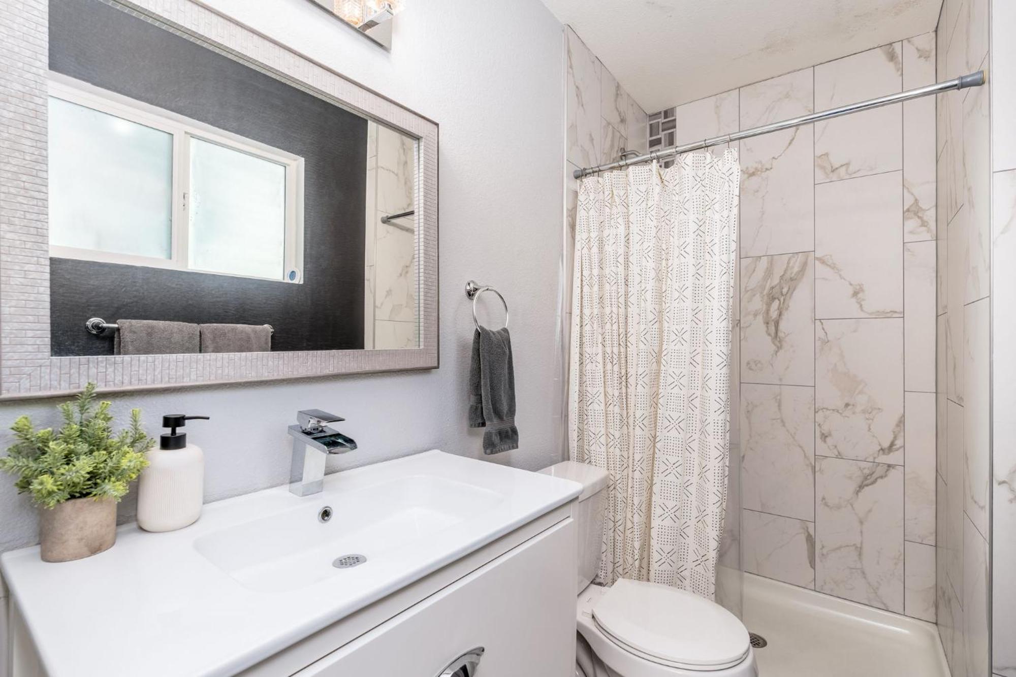 Sunshine Oasis! Heated Pool, Mini Golf, Sleeps 12 Holiday home Scottsdale