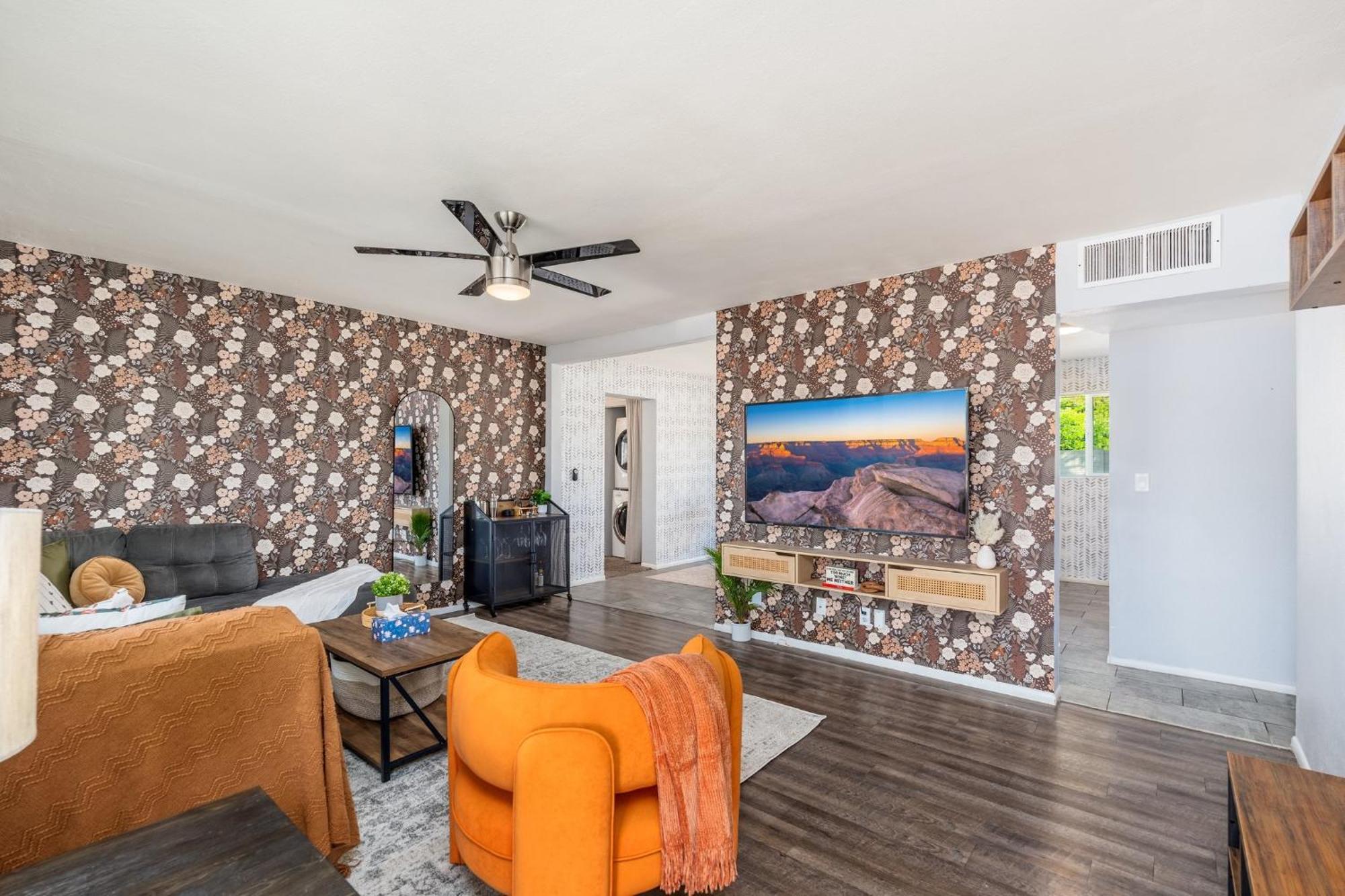 Holiday home Sunshine Oasis! Heated Pool, Mini Golf, Sleeps 12 Scottsdale