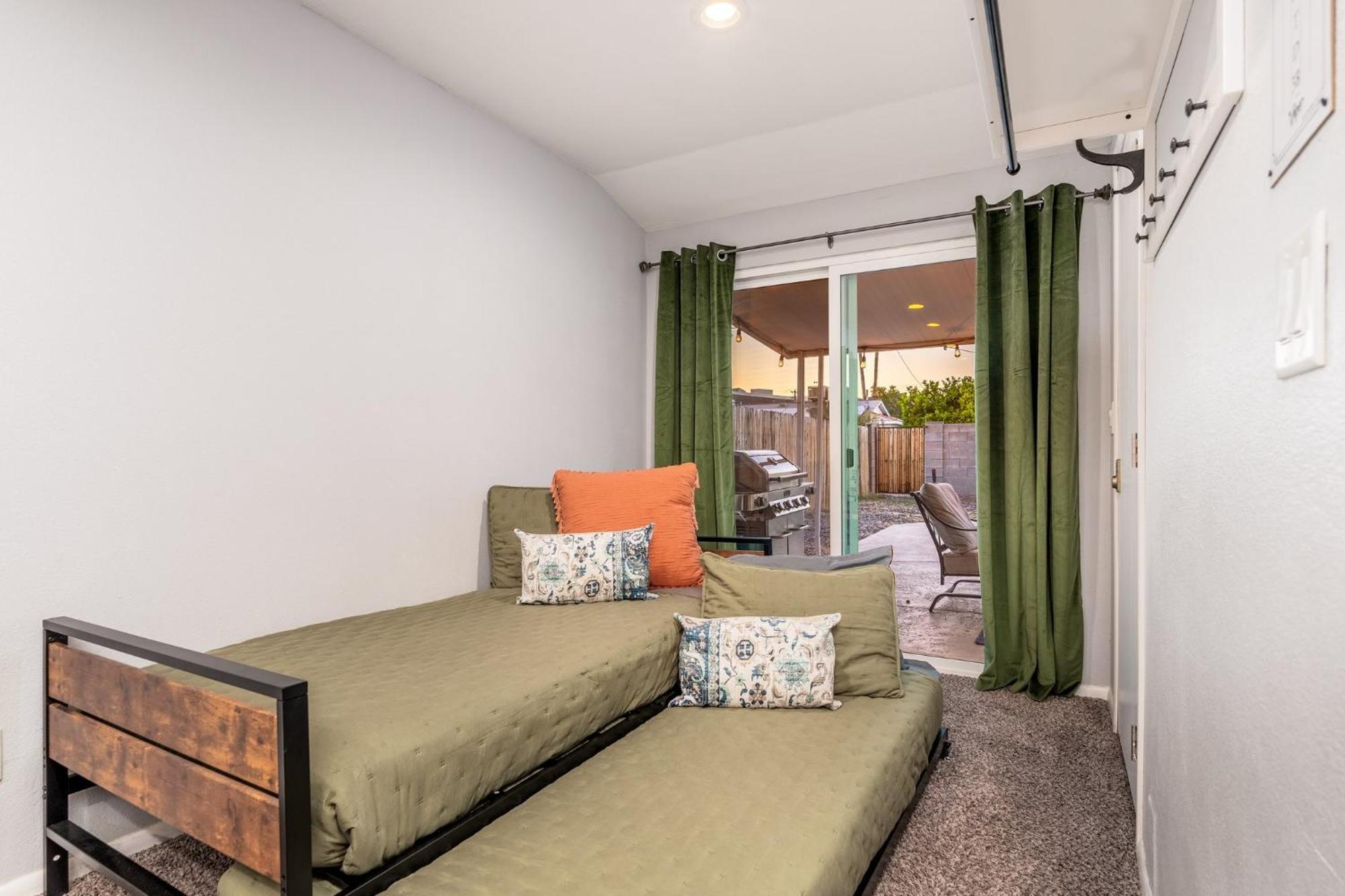 Sunshine Oasis! Heated Pool, Mini Golf, Sleeps 12 Scottsdale