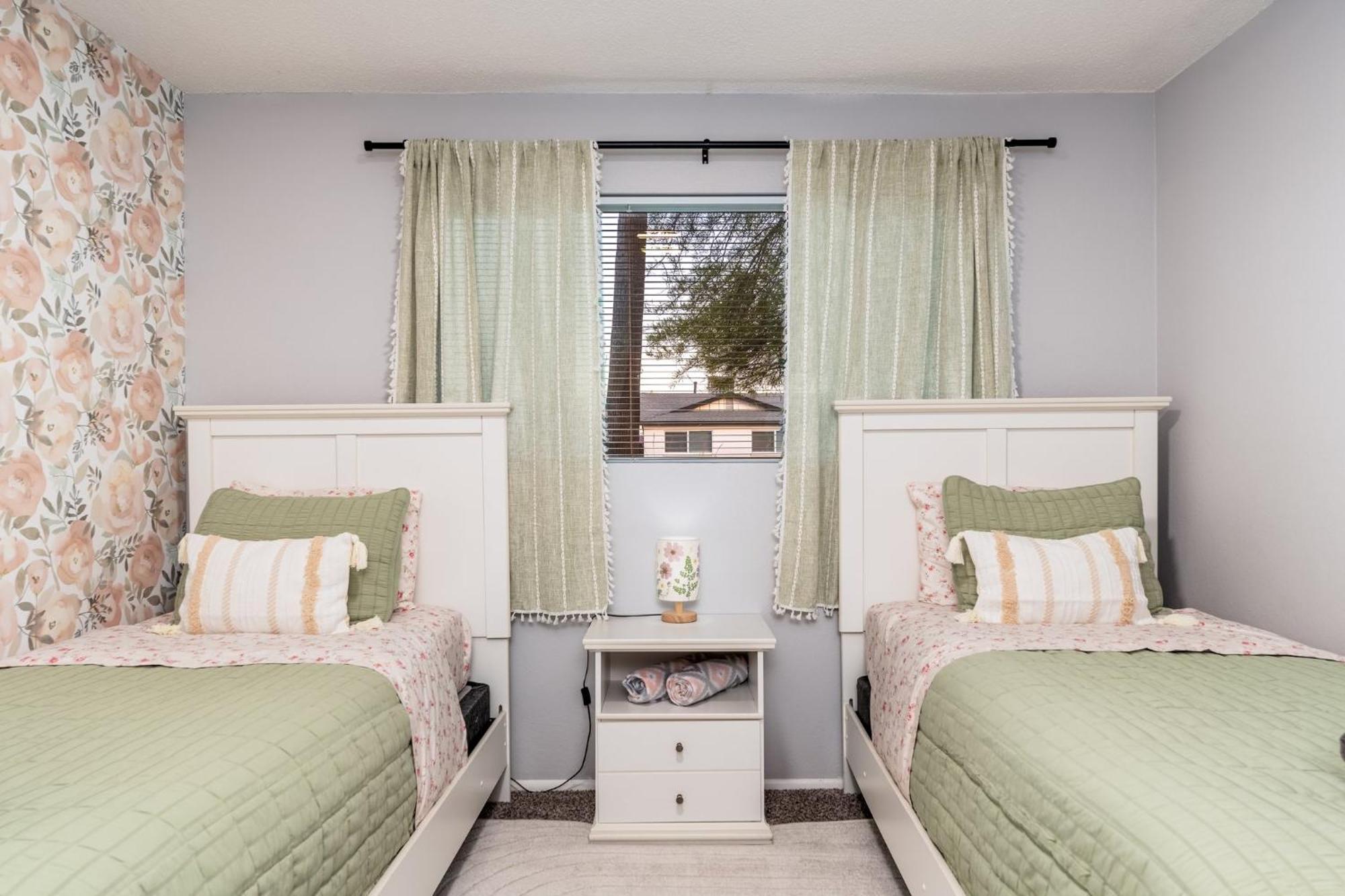 Sunshine Oasis! Heated Pool, Mini Golf, Sleeps 12 * Scottsdale