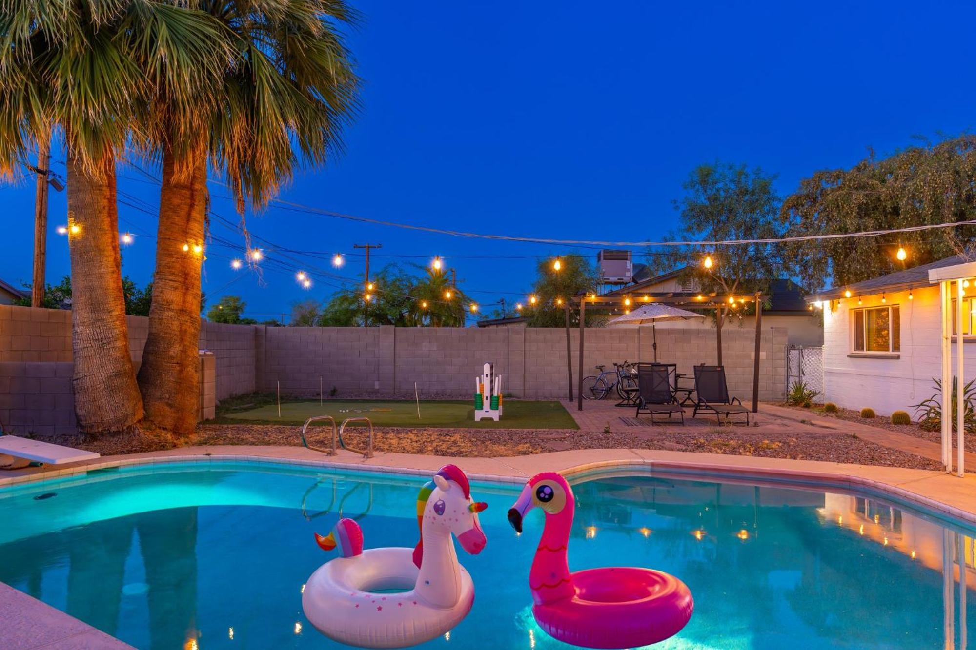 Sunshine Oasis! Heated Pool, Mini Golf, Sleeps 12 Holiday home