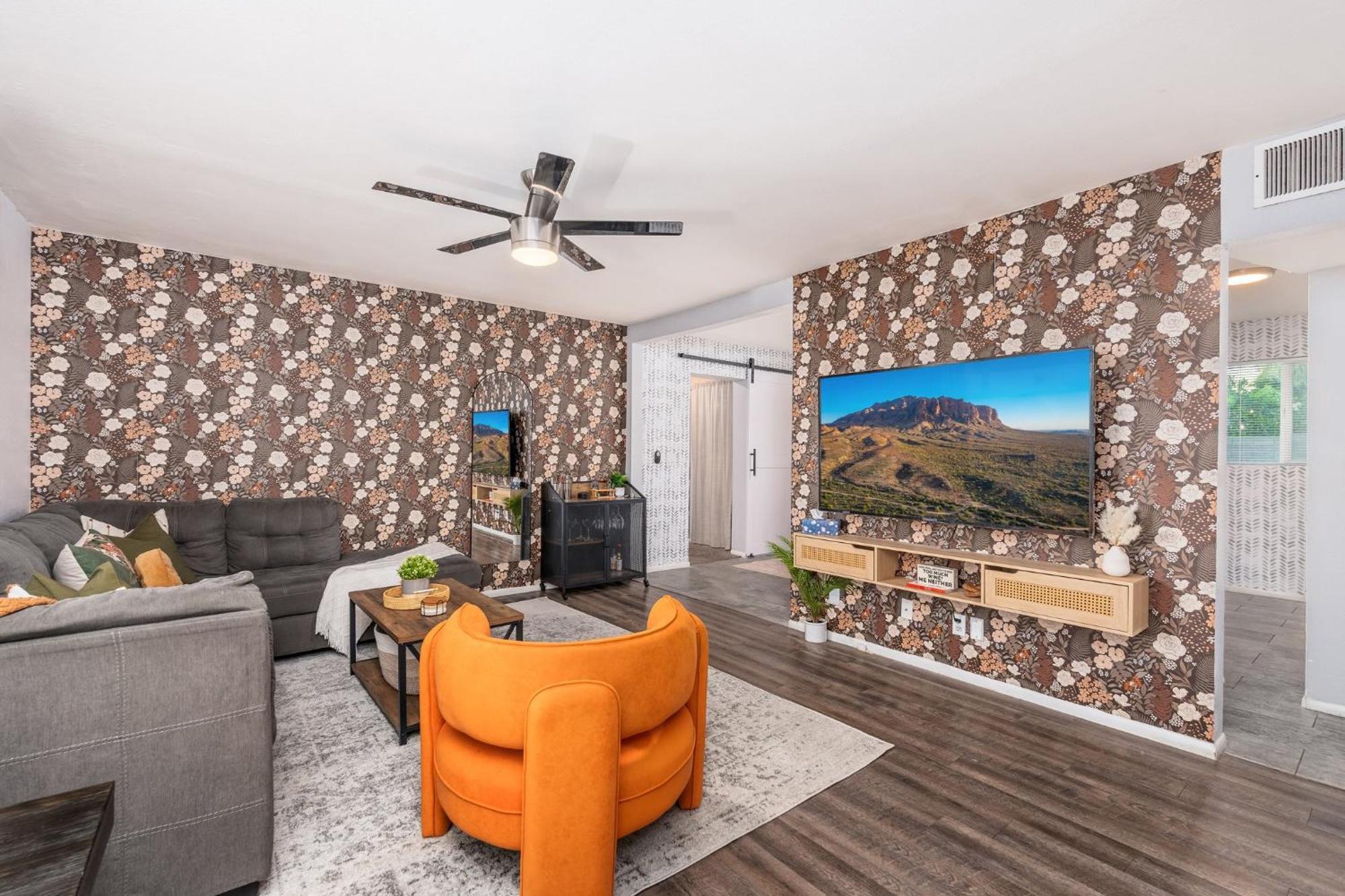Sunshine Oasis! Heated Pool, Mini Golf, Sleeps 12 Holiday home *