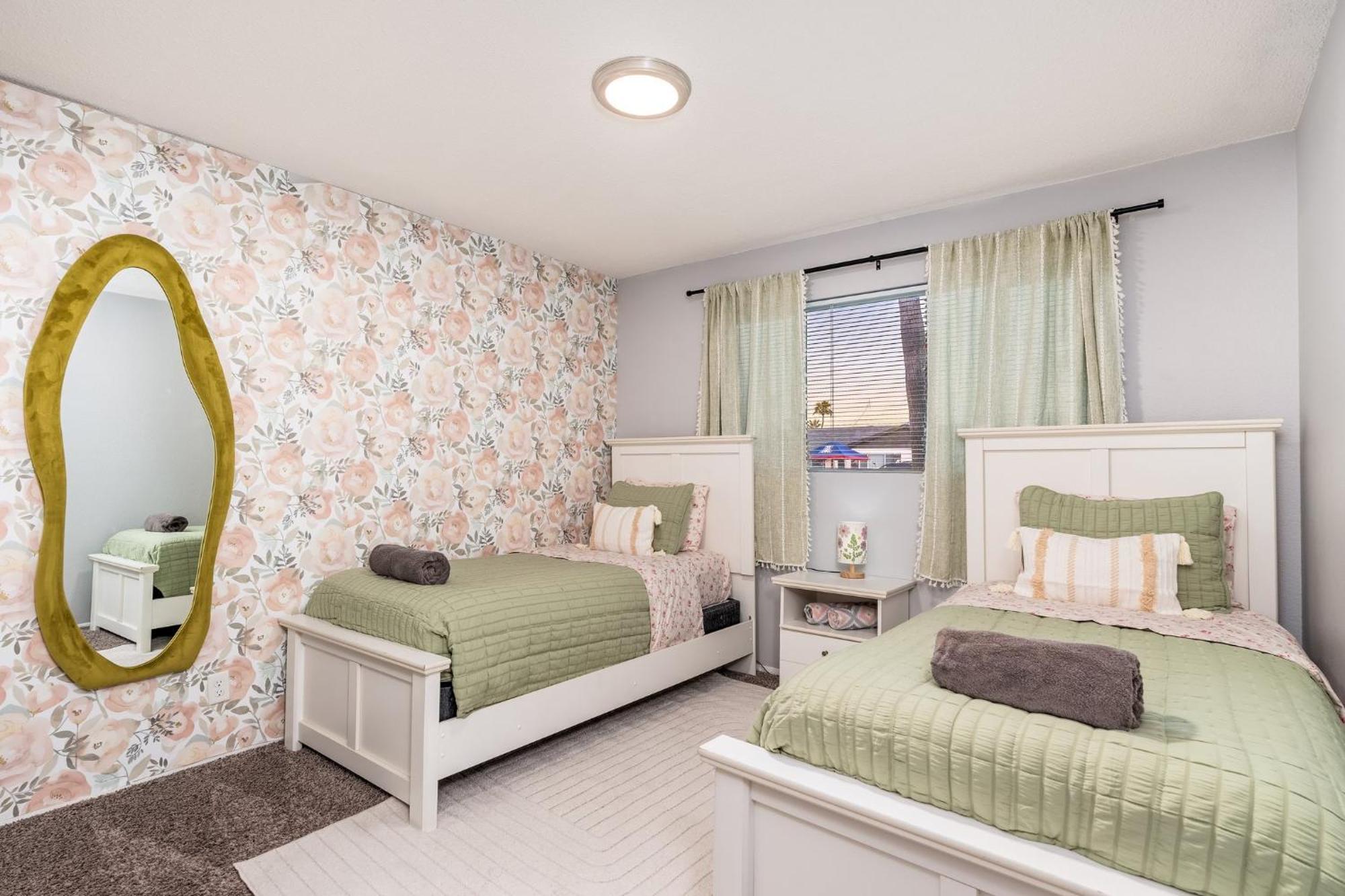 Sunshine Oasis! Heated Pool, Mini Golf, Sleeps 12 Scottsdale