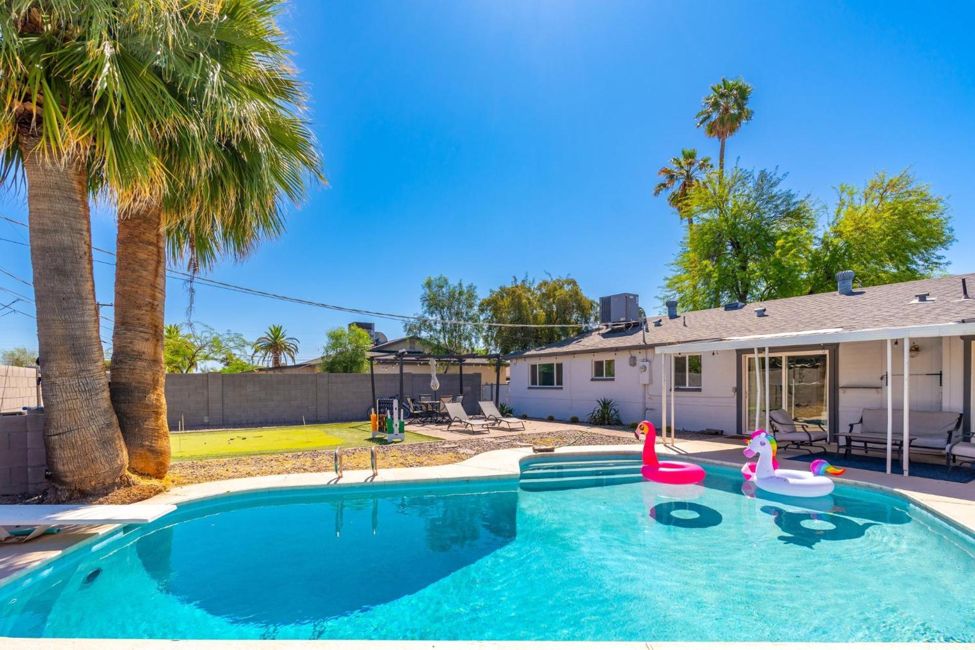 Sunshine Oasis! Heated Pool, Mini Golf, Sleeps 12 * Scottsdale
