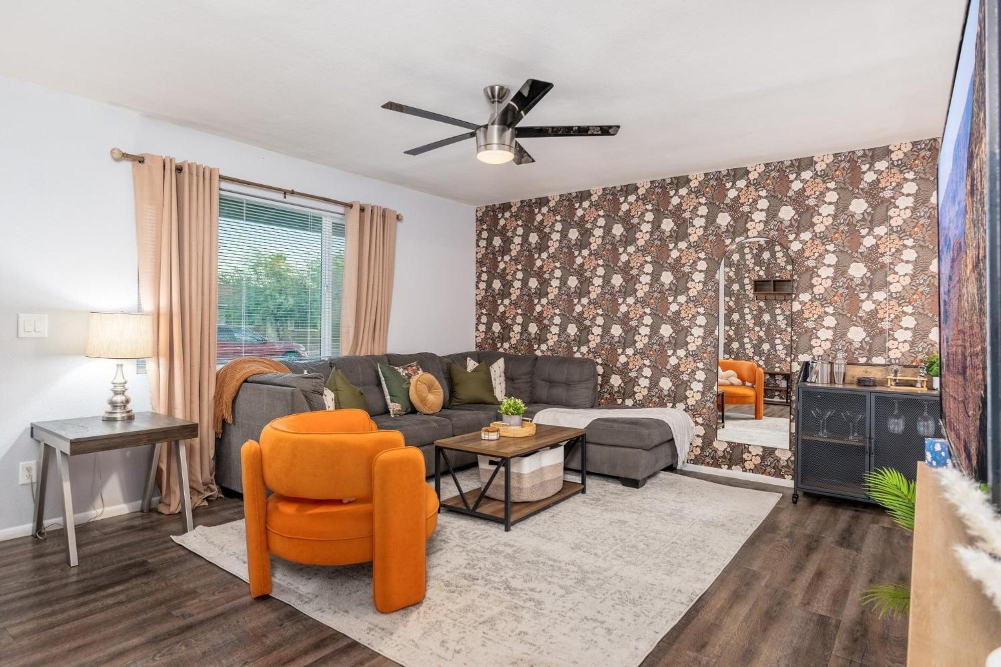 Sunshine Oasis! Heated Pool, Mini Golf, Sleeps 12 * Scottsdale