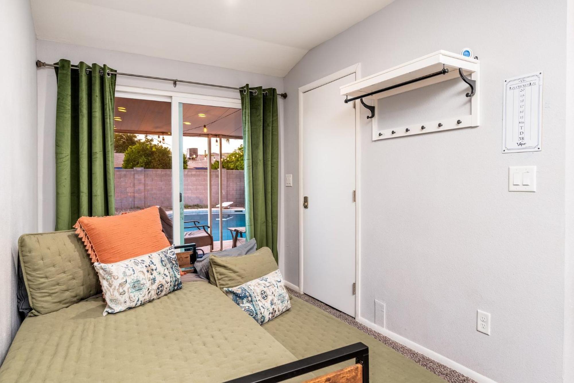 Sunshine Oasis! Heated Pool, Mini Golf, Sleeps 12