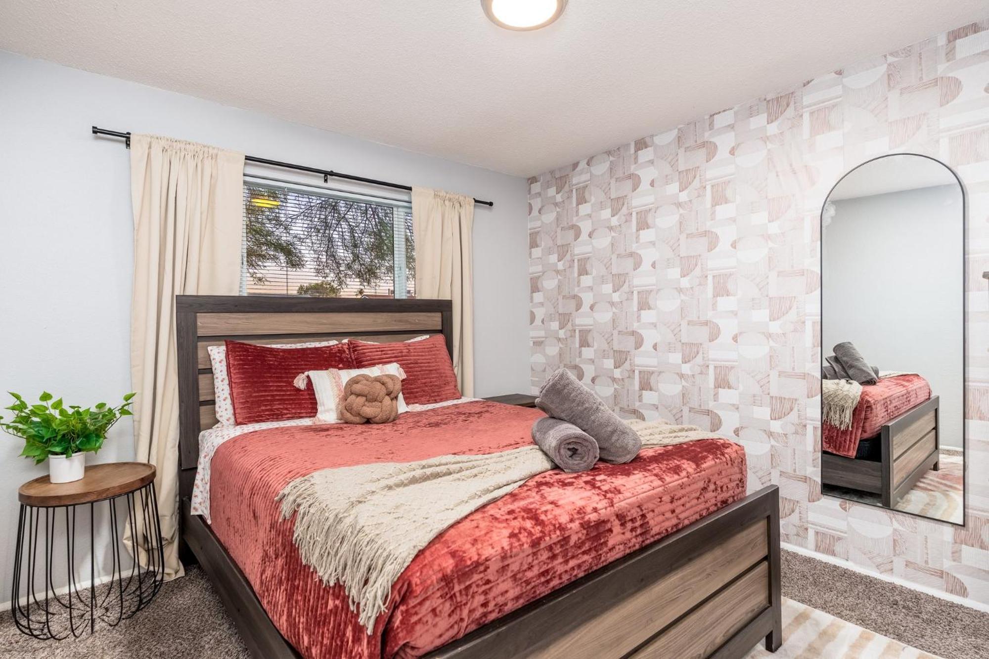Sunshine Oasis! Heated Pool, Mini Golf, Sleeps 12 Holiday home Scottsdale