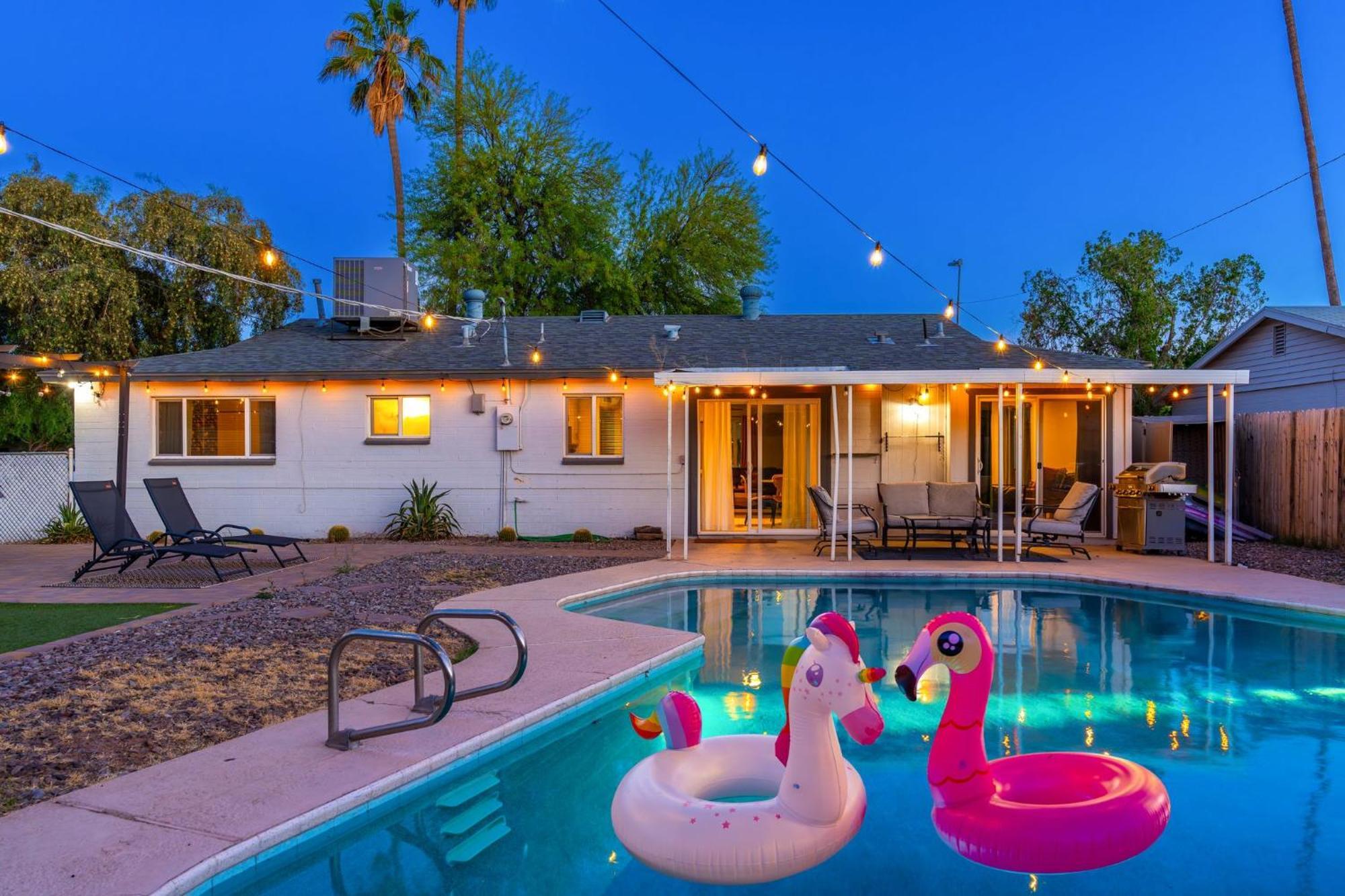 Sunshine Oasis! Heated Pool, Mini Golf, Sleeps 12 * Scottsdale