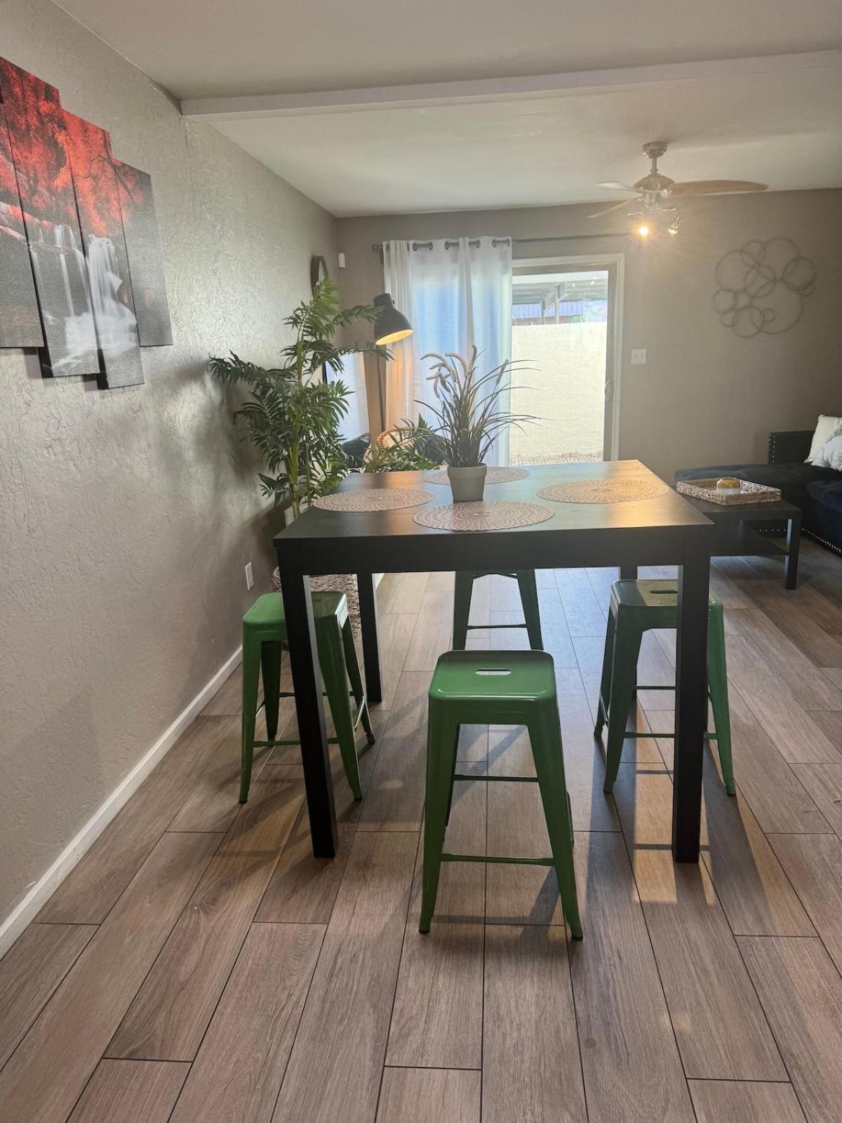 Old Town 2 Bedroom Gem! Apartment *