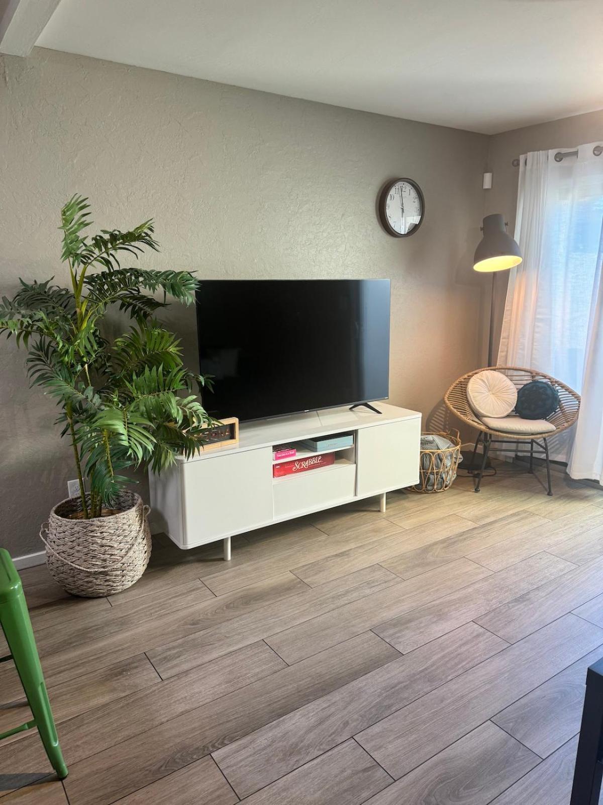 Old Town 2 Bedroom Gem! Apartment