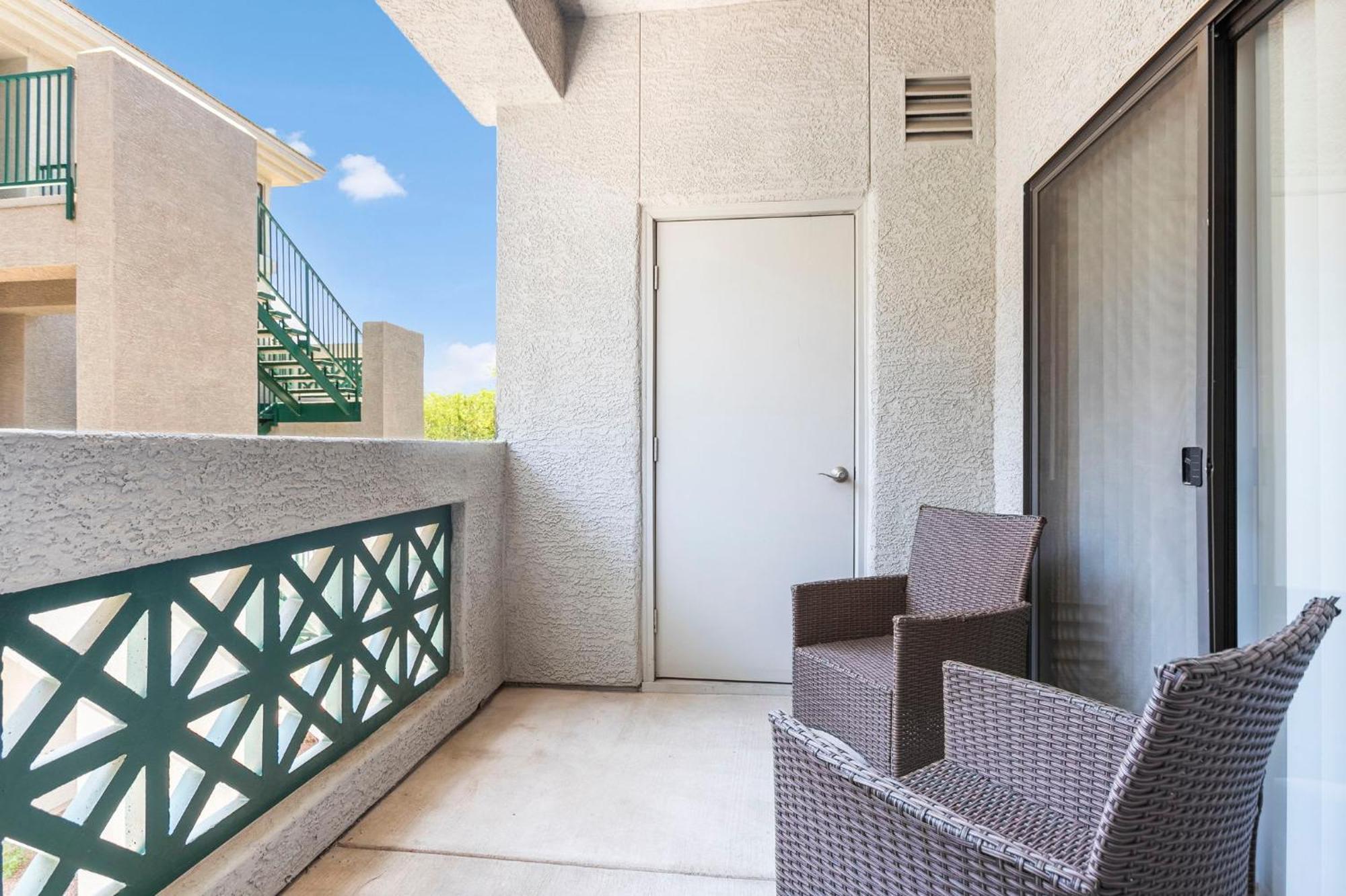 2br Cozysuites At Kierland Commons With Pool #06