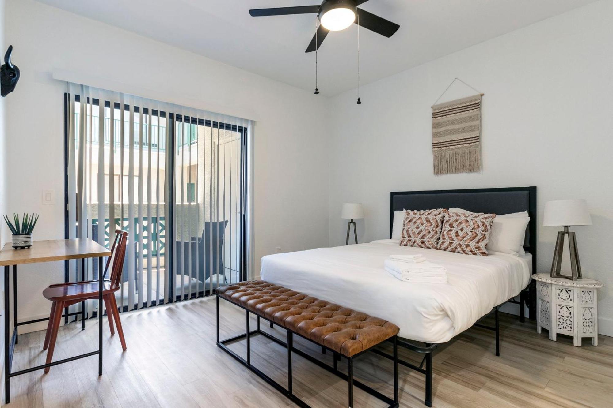 2br Cozysuites At Kierland Commons With Pool #06