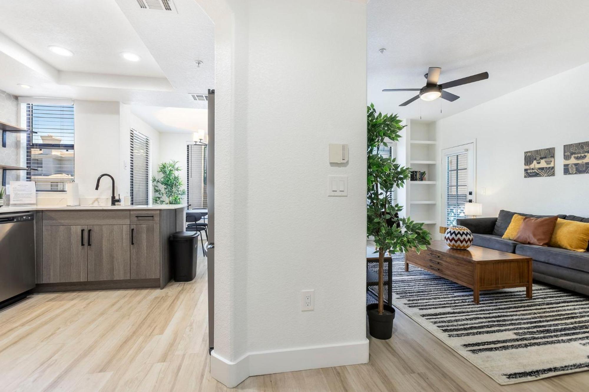 Apartment 2br Cozysuites At Kierland Commons With Pool #06