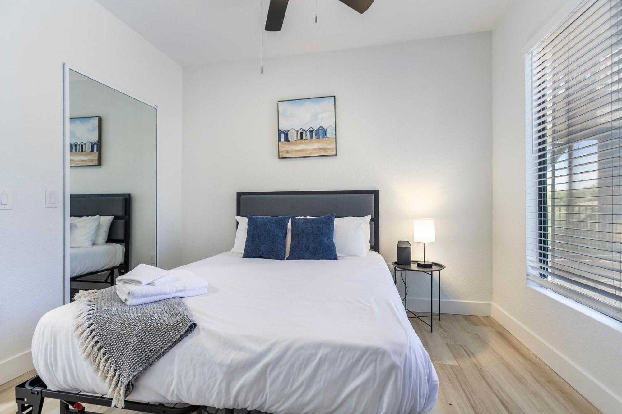 2br Cozysuites At Kierland Commons With Pool #06