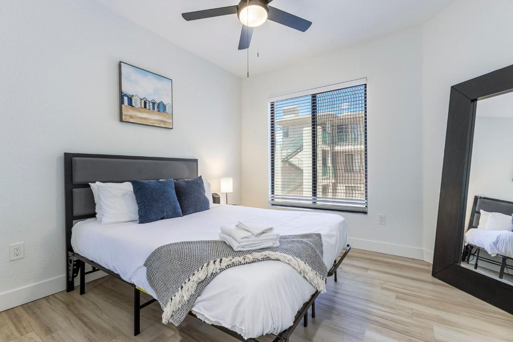 2br Cozysuites At Kierland Commons With Pool #06 Apartment *