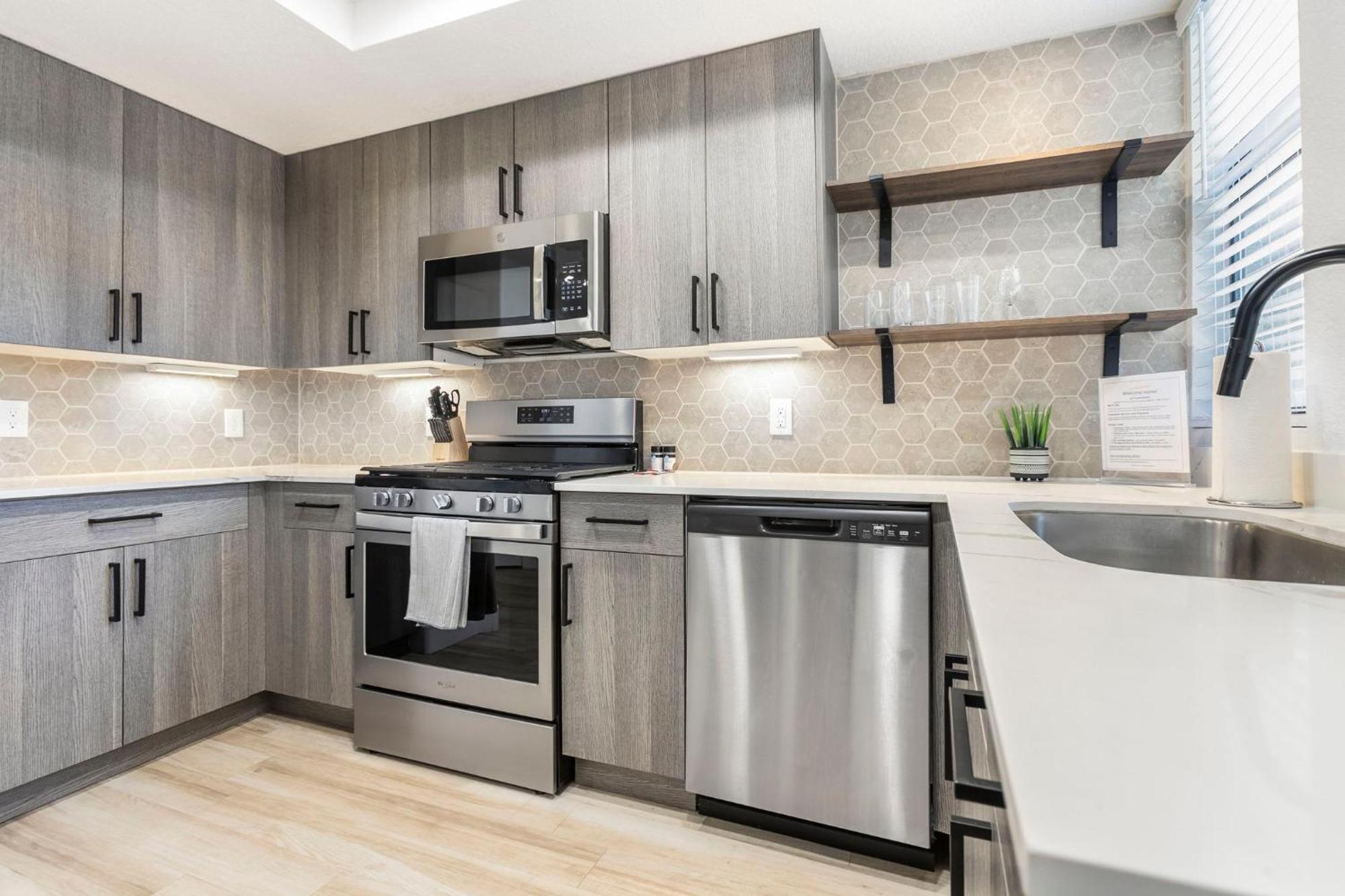 Apartment 2br Cozysuites At Kierland Commons With Pool #06
