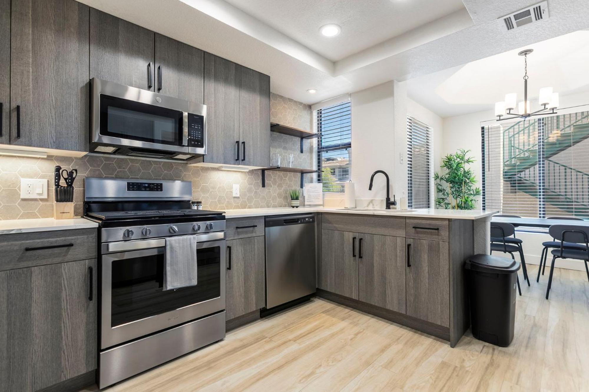Apartment 2br Cozysuites At Kierland Commons With Pool #06 Scottsdale