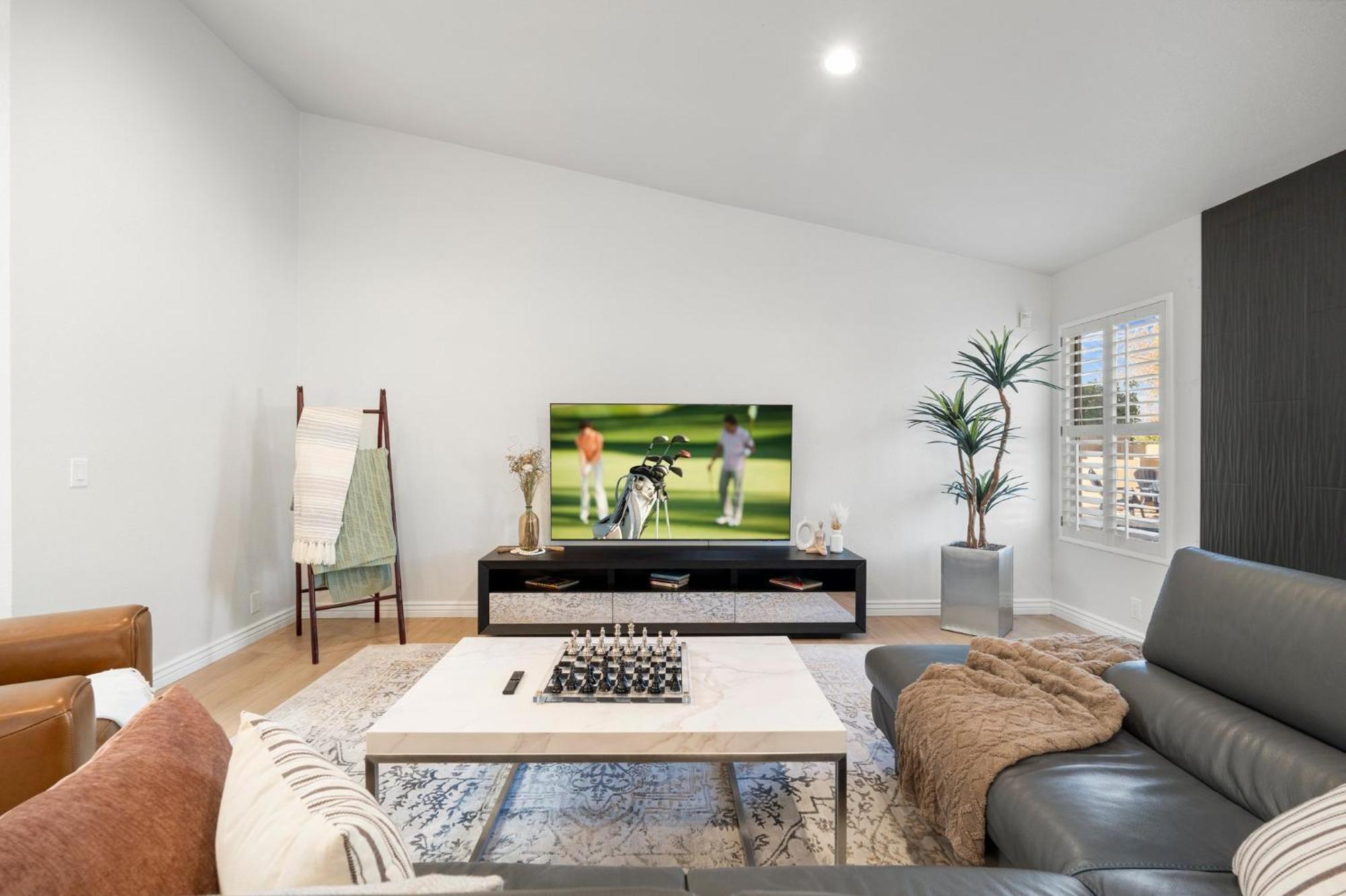 Luxury Living, Private Pool, Bbq & Prime Location *