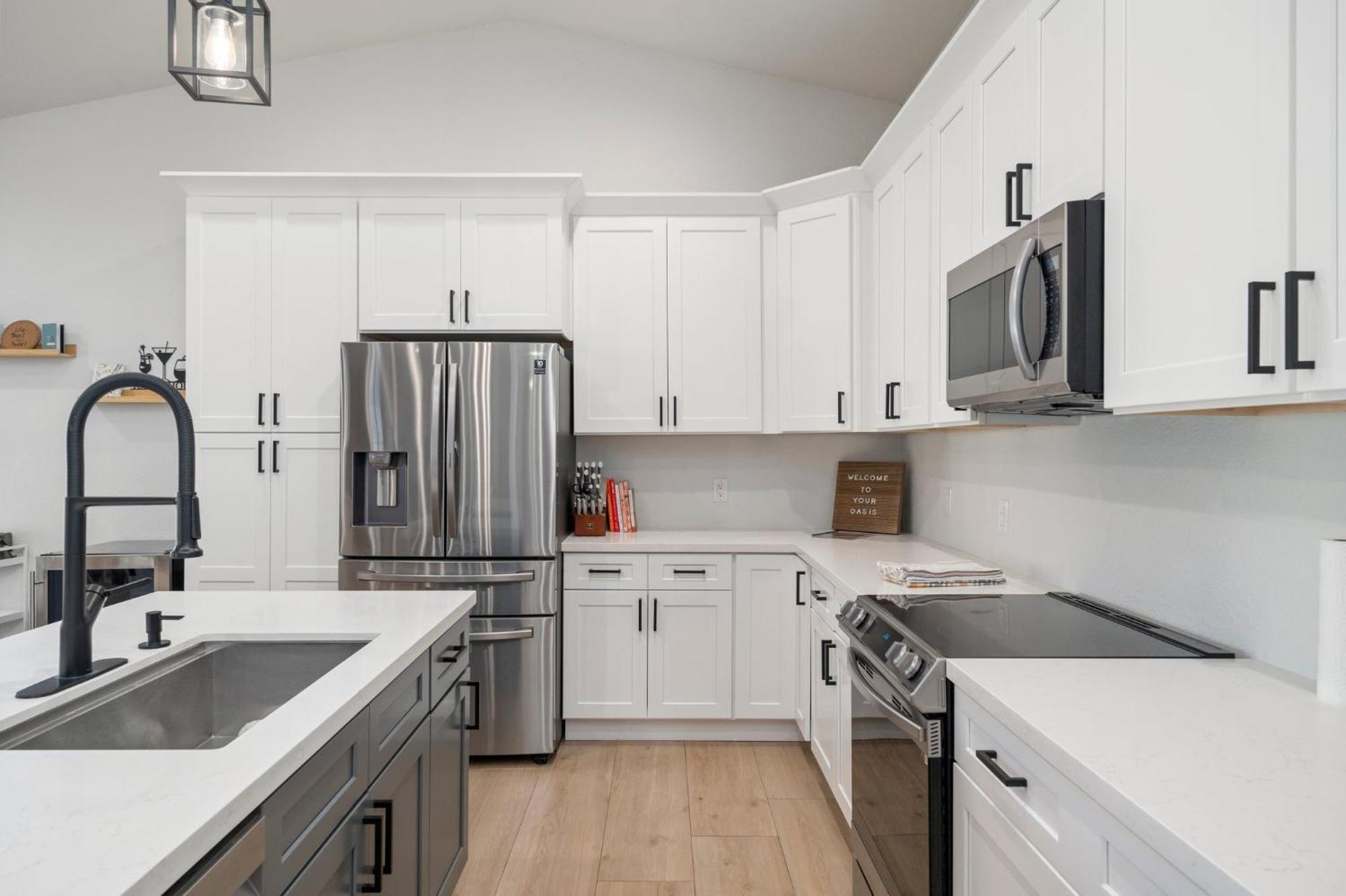 Luxury Living, Private Pool, Bbq & Prime Location