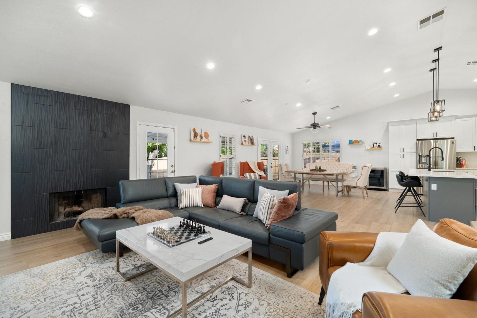 Luxury Living, Private Pool, Bbq & Prime Location