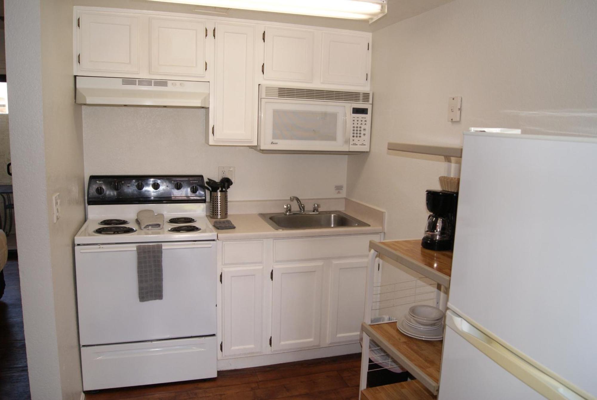 104 Fully Furnished 1br Suite-outdoor Pool Apartment