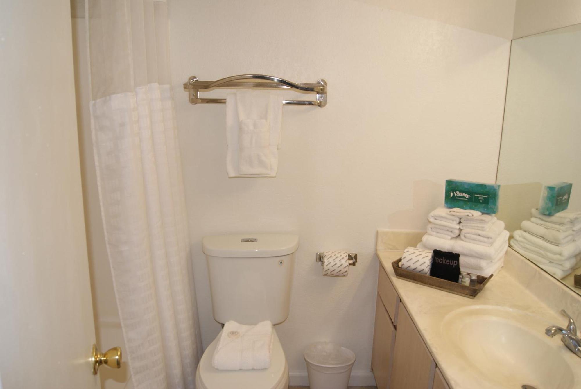 104 Fully Furnished 1br Suite-outdoor Pool *