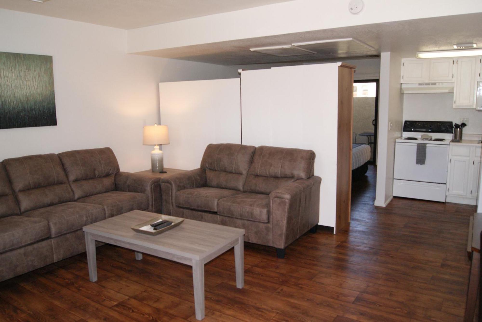 Apartment 104 Fully Furnished 1br Suite-outdoor Pool