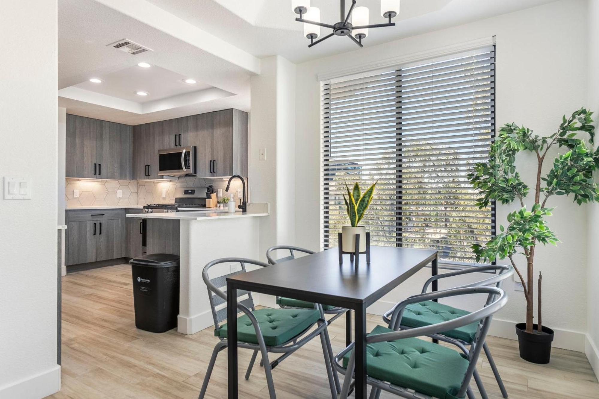 Apartment 3br Cozysuites At Kierland Commons With Pool #12 *